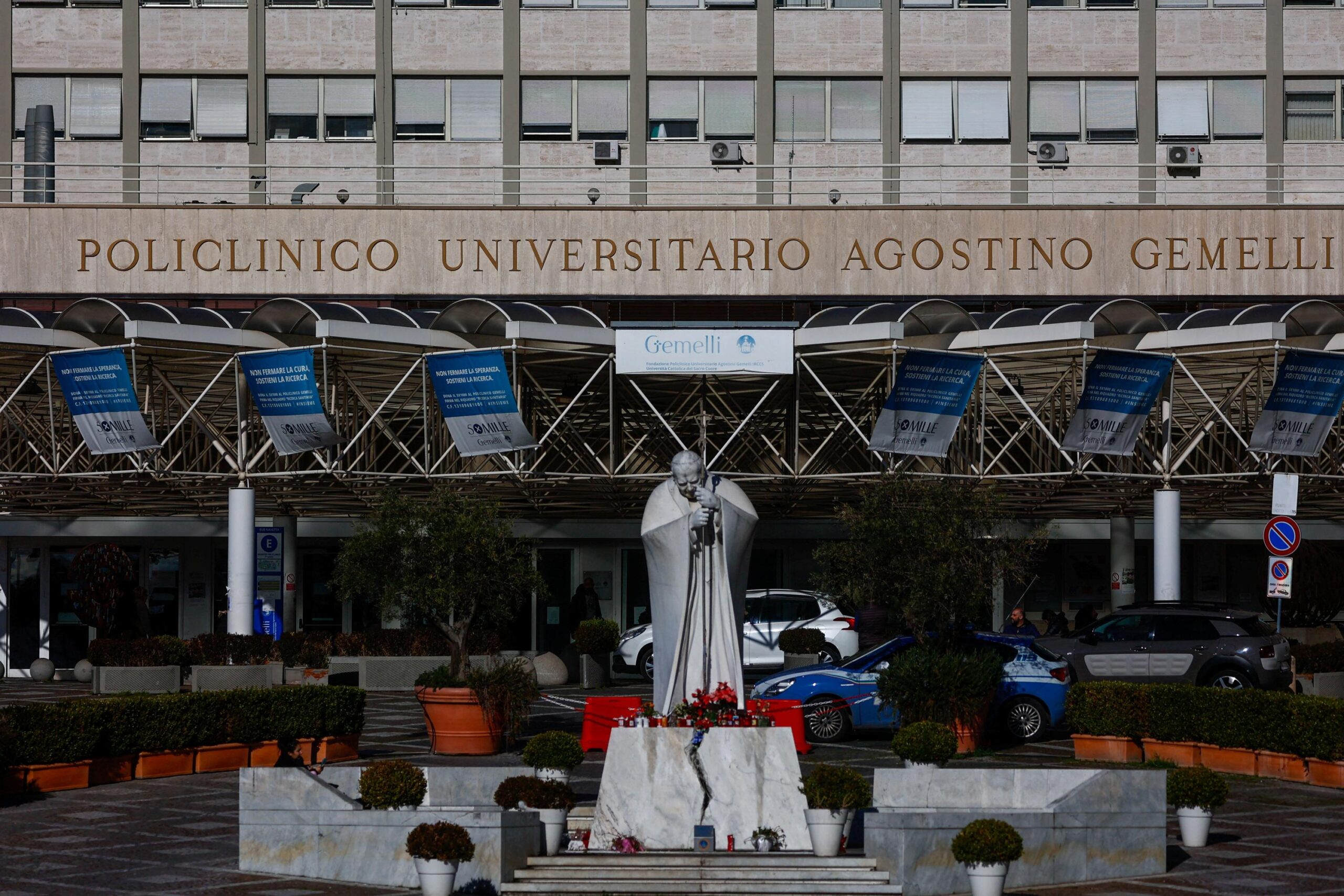 Papa Francis, Vatikan, Sağlık Durumu, Solunum Yolu Enfeksiyonu, Gemelli Hastanesi, Roma, Bronşit, Dinlenme, Haftalık Dua, Sanatçılar İçin Özel Ayin, Pazar Günü, Kararlı Durum, Tedavi, Telefon Görüşmeleri, Gaza, Medyaset, Cinecitta Film Stüdyoları