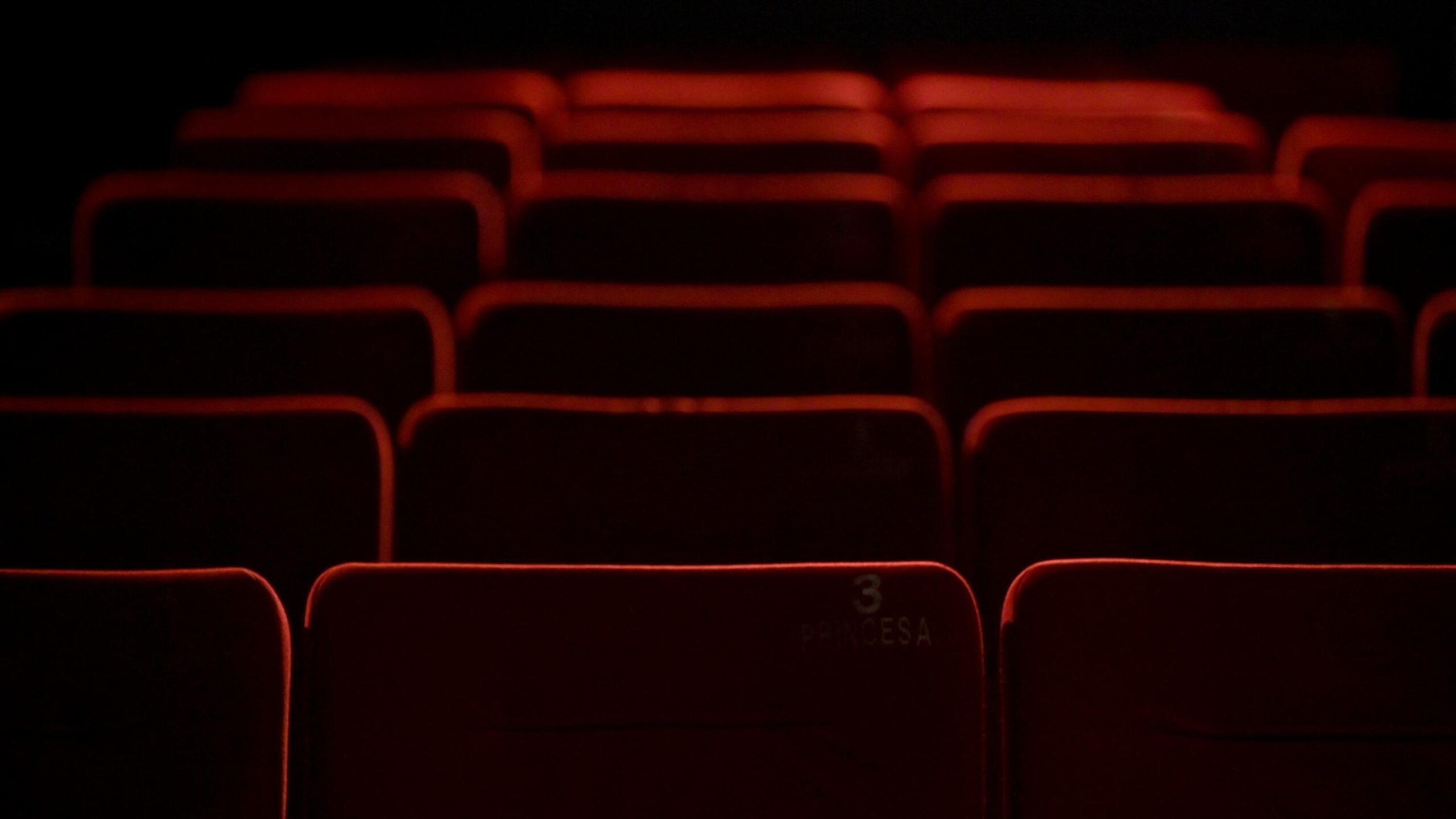 Sinemasever, Sinema salonları, Reklam, Fragman, Martin Looney, ABD, Hukuk, Avon Theatre Film Center, Peter H. Gistelinck, AMC, IndieWire