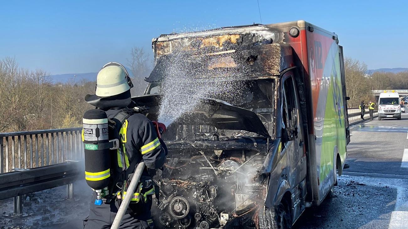 Wiesbaden, Bundesstraße 455, Rettungsfahrzeug, Brand, Defekt, Totalschaden