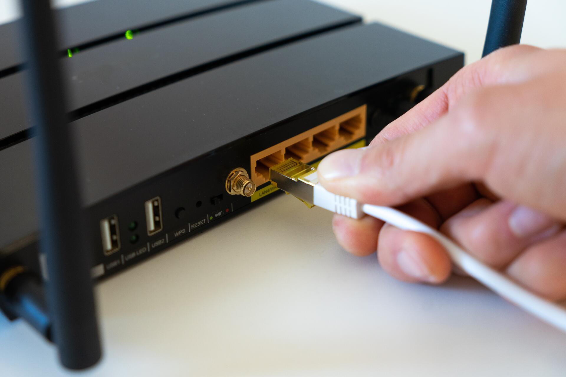 Router USB portu, dosya kaydetme, paylaşma, mobil şarj etme, verilerinizi otomatik olarak yedekleme gibi pratik işlevler sunarak günlük hayatı kolaylaştırabilir. İşte bu işe nasıl yaradığına ve yönlendiricinizin USB portu ile daha neler yapabileceğinize dair bilmeniz gerekenler.