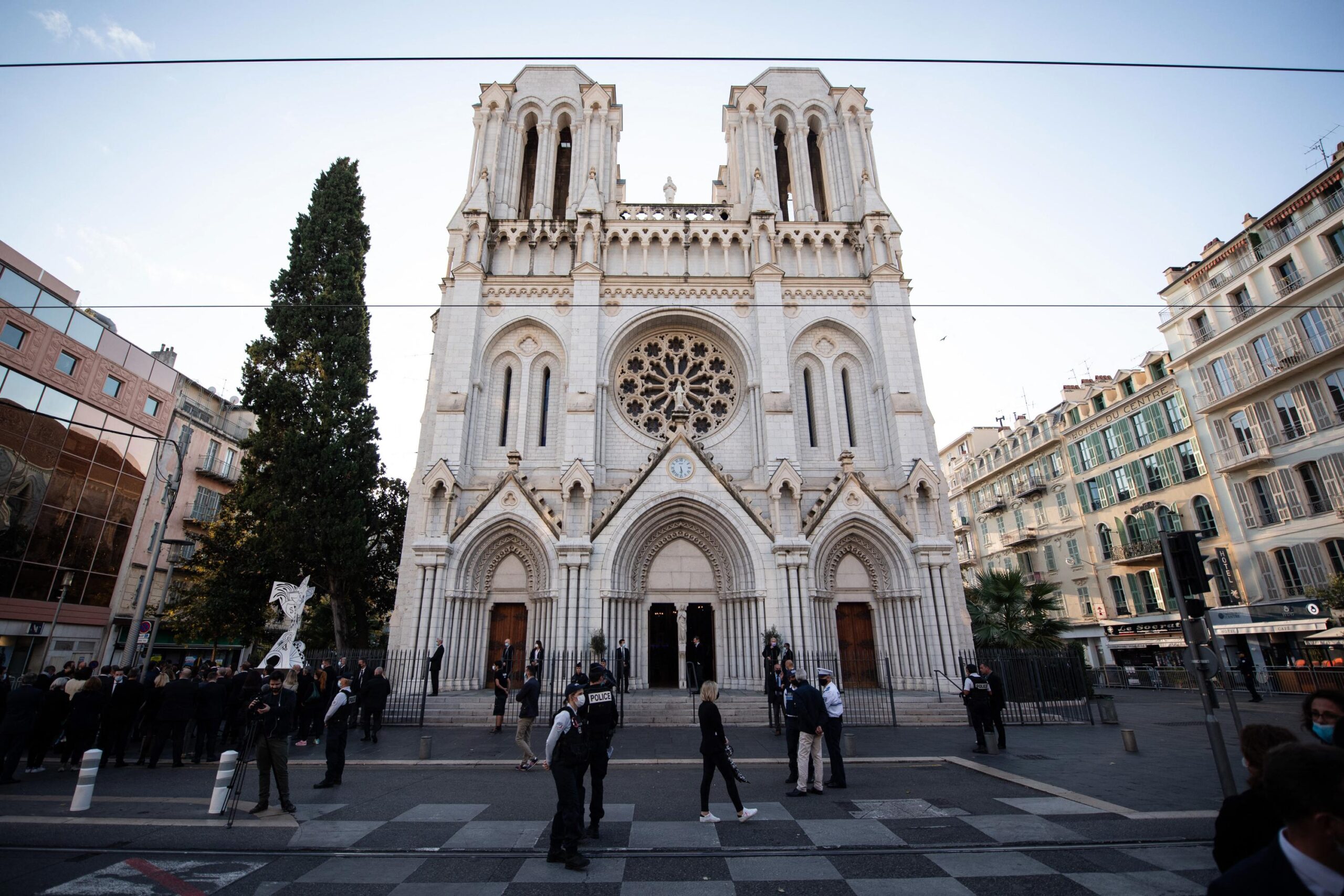 Nice saldırısı, Terrorizm, Brahim Aouissaoui, Notre-Dame Bazilikası, Polis memurları, Cesurluk, Kahramanlık