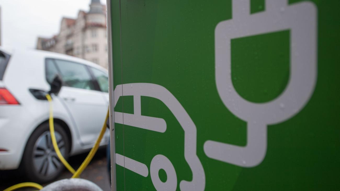 Lüks Elektrikli Arabalar, Sachsen-Anhalt, Staatsförderung, Porsche, Tesla, Audi, SPD, Energieeinsparung, Energiewende, Linke-Fraktion, Obergrenze, E-Autos