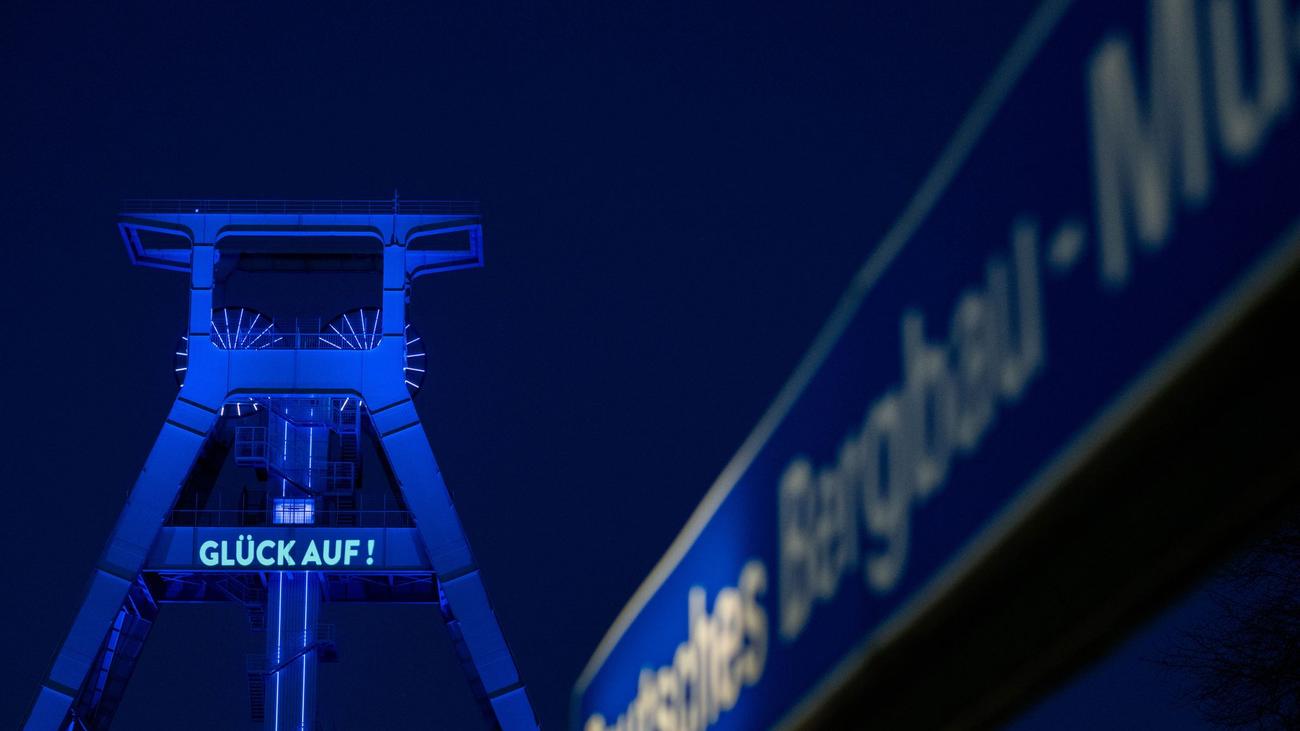 Ruhr Bölgesi, Alman Madencilik Müzesi Bochum, Doppelbock, Fördergerüst, Lichtinszenierung, neue Lichtmarke, Bergbau
