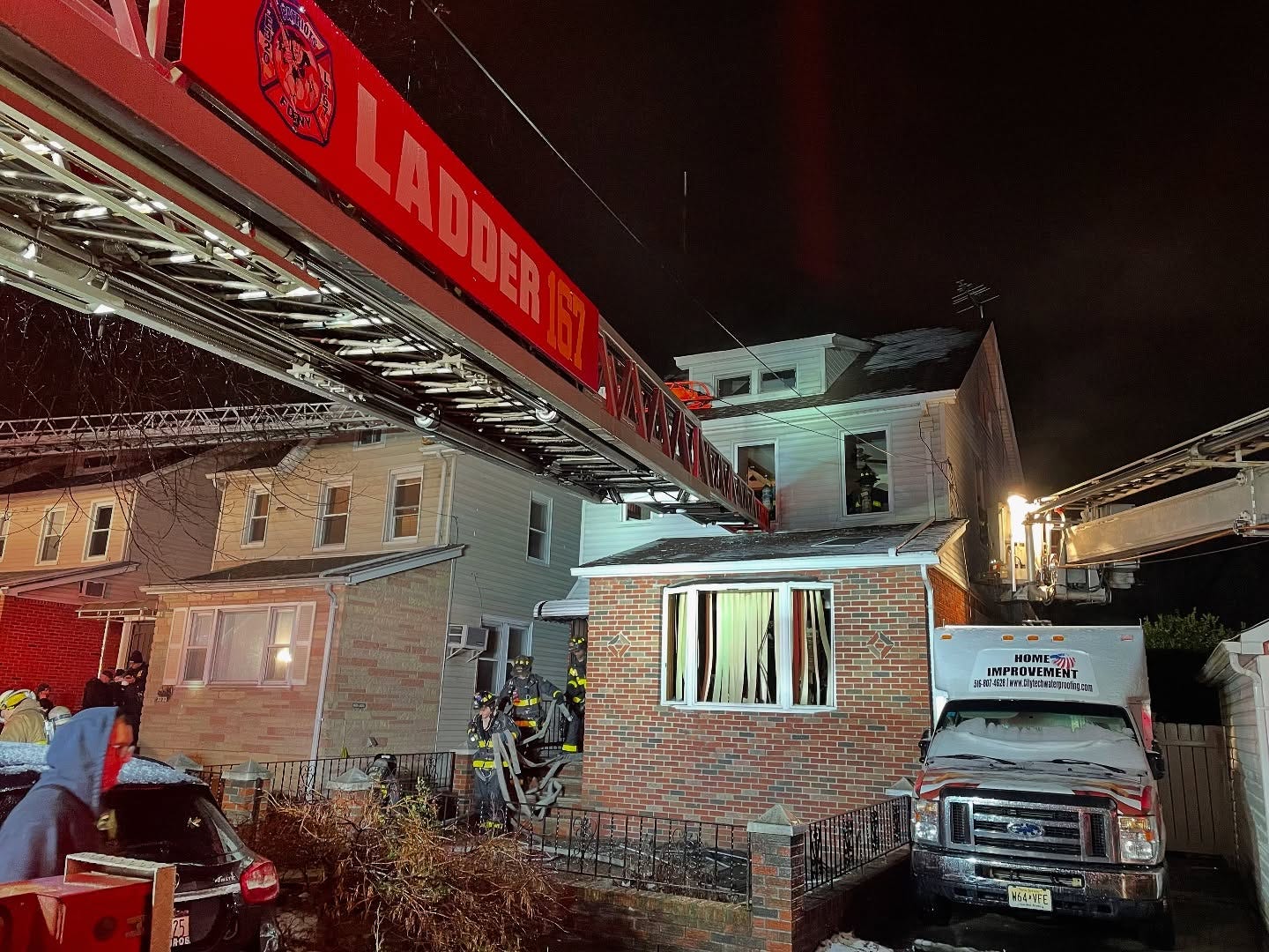 New York Queens ev yangını, Demans hastası yaşlı kadının ölümü, 54 yaşındaki kadın, 56 yaşındaki adam, 90 yaşındaki kadın, Yangın soruşturması, FDNY İtfaiye Müdürlüğü, yangın ölümleri, Robert Tucker