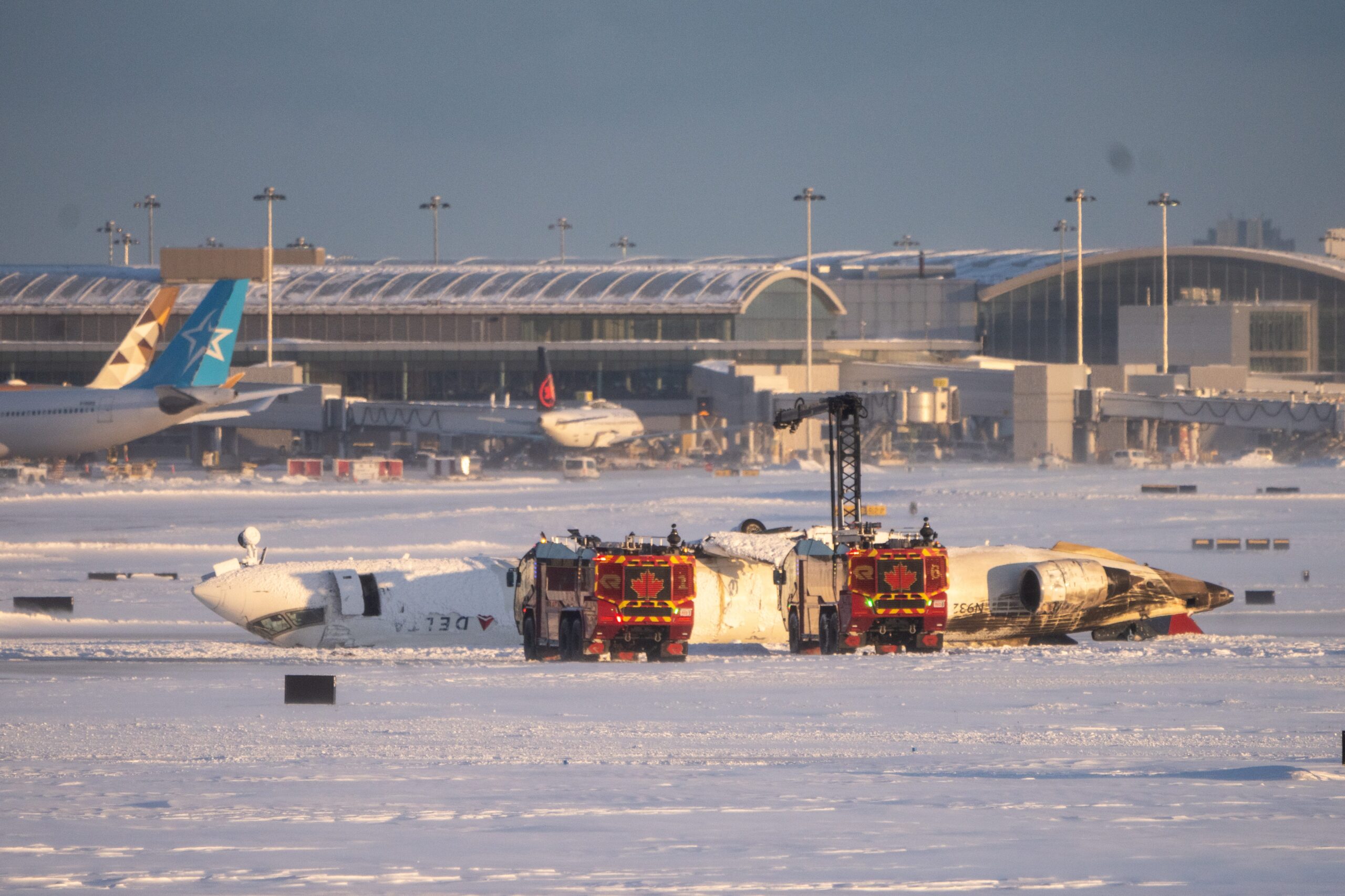 Havacılık, Havayolu Güvenliği, Delta Uçuşu, Ters Dönmüş Uçak, CRJ900, Emniyet Kemeri, Oksijen Maskesi, Koltuk Minderi, Uçak Mühendisliği, Mike McCormick, Embry-Riddle Havacılık Üniversitesi, Arnold Barnett, Massachusetts Teknoloji Enstitüsü, Najm Meshkati, Güney Kaliforniya Üniversitesi, Hassan Shahidi, Uçuş Güvenliği Vakfı