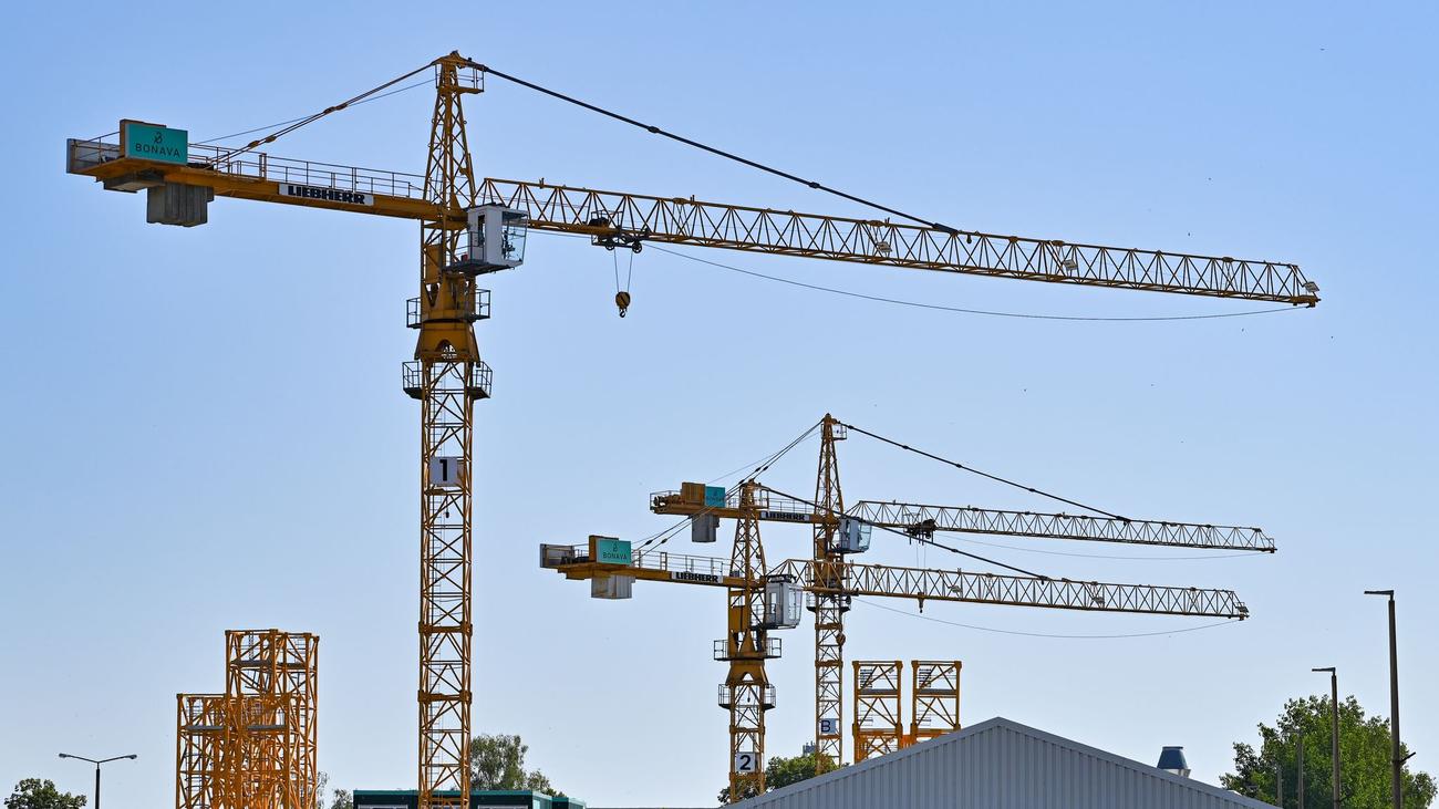seri yapım, hızlı enerji modernizasyonu, konut binaları, endüstriyel olarak önceden hazırlanmış cephe elemanları, bina teknolojisi, vinç, devlet sekreteri, Ines Fröhlich, Wiesbaden, pilot projeler, yapılandırılmış inşaat prosedürü, temel yenileme, kısa süre, uzman işçi sıkıntısı, kaynak kıtlığı