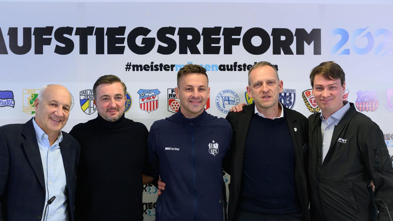 Alman Futbol Federasyonu, DFB, NOFV bölgesel liglerinden üçüncü lige çıkma kuralı değişikliği için çözüm yolu görmüyor. “Belirleyici nokta, kulüplerin ve birliklerin dördüncü lig seviyesinde çözümler bulabilmesi” diyen DFB Oyun İşletmeleri Müdürü Manuel Hartmann, MDR’ye verdiği röportajda tüm paydaşların çözüme ulaşmak için temel bir istekliliğe sahip olması gerektiğini belirtti. “Bu şu anda bizim için öngörülebilir değil çünkü şimdi durumu kuzeydoğudan duyduk.” “Çözüm bulmak için elbette daha fazla tarafa ihtiyaç var” diye ekledi. Geçtiğimiz hafta, 18 NOFV kulübünden 17’si, üçüncü lige doğrudan yükselmek için yeni bir girişimde bulundu. “Yükselme Reformu 2025 - #şampiyonlarkülübüyükolmalılar#” sloganıyla, Eylül ayında yapılacak DFB Genel Kurulu’nda bir yasa tasarısı için Kuzeydoğu Almanya Futbol Federasyonu’na (NOFV) eylem önerileri sunmak istiyorlar. Bunun için çeşitli çözüm önerileri sunuldu. 2017’den bu yana yürürlükte olan ve 2019’da değiştirilen yükselme düzenlemesi, üye sayısı en fazla olan Güneybatı ve Batı birliklerinin şampiyonlarının doğrudan yükselmesini içeriyor. Diğer üç birlik sırayla her zaman doğrudan yükselen bir kulübe sahip oluyor. Kalan iki birlik ise eleme oynamak zorunda. “Bunun kalıcı olarak doğru anahtar olup olmadığını imzalamak istemem. Önemli olan, fikir birliği olan akıllıca argümanlar ortaya koymaktır. O zamanlar bu parametreler getirildi ve DFB Genel Kurulu tarafından doğru kabul edildi - üstelik açık bir çoğunlukla” dedi Hartmann. Ancak, “oyundaki erkek takım sayısının doğru parametre olmadığı, güncel sportif gelişmelerin olduğu” yönünde yeni gelişmeler ortaya çıkarsa bunun üzerinde konuşulabileceğini söyledi. NOFV kulüpleri bu görüşü en yüksek seyirci rakamlarıyla destekliyor.