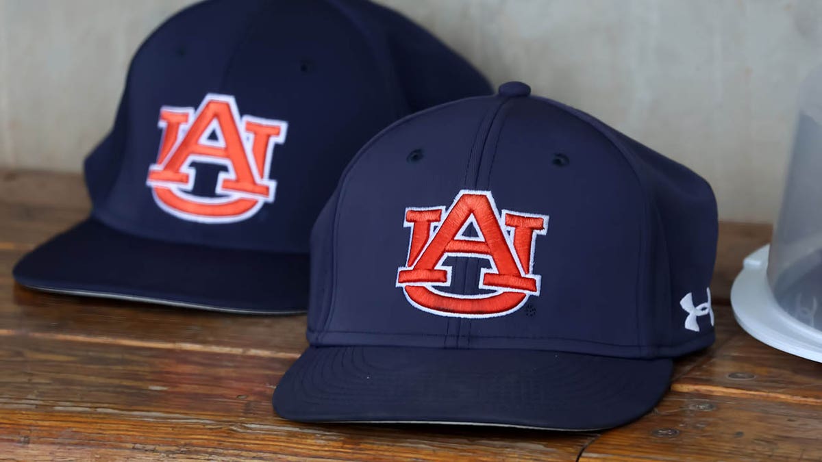 Auburn Kaplanları, Cade Belyeu, Kutsal Haç Haçlıları, beyzbol, spor, kolej sporları
