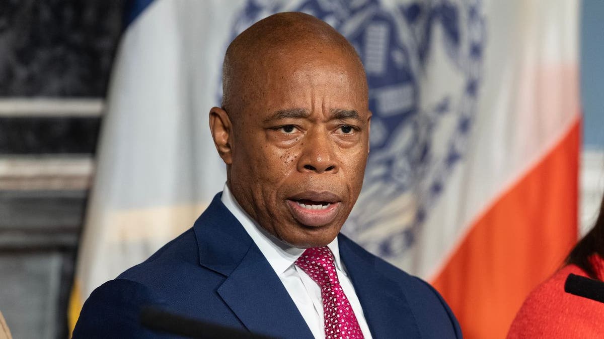 New York City Belediye Başkanı Eric Adams, Tanrı'dan bir görevde olduğunu söyledi, istifa etmeyecek, rüşvet iddialarıyla karşı karşıya, Trump yönetimiyle karşılıklılık, Demokrat olarak yeniden aday olmak için planlar, Biden yönetiminin hedefi olduğu iddiası, rüşvet davasının düşürülmesi, Adalet Bakanlığı'nın siyasileştirilmesi iddiası, kıdemli Adalet Bakanlığı yetkililerinin istifası, kamuya mal olmuş şahsiyetlerin istifayı talep etmesi, New York Valisi Kathy Hochul'un istifa tehdidi, akkora yönelik soruşturma