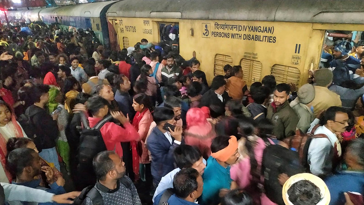 Hindistan, Yeni Delhi, Tren garı, Izdiham, Hindu hacıl, Maha Kumbh festivali, Atishi, New Delhi tren garı, Lok Nayak Jai Prakash Narain Hastanesi, Şeela Devi, Nikhil Kumar, Narendra Modi, Ashwini Vaishnaw