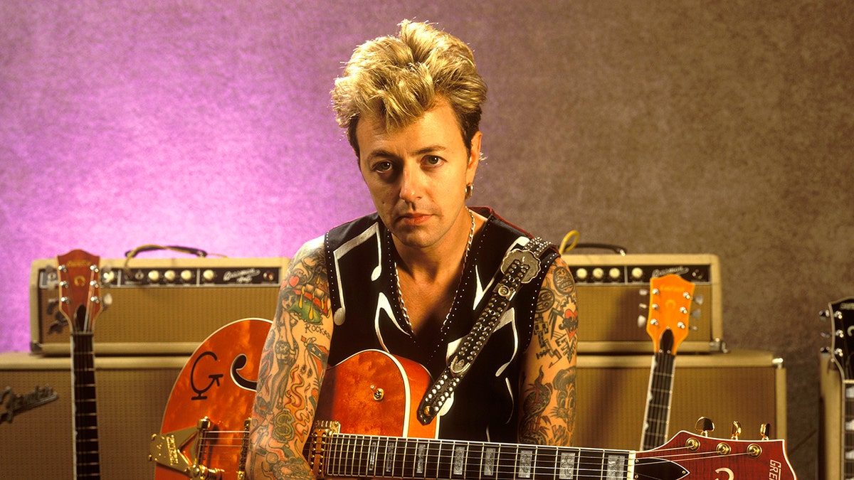 Brian Setzer, Stray Cats, Brian Setzer Orchestra, otoimmün hastalık, gitar, el krampları, Mayo Clinic, Stray Cat Strut, Rock This Town, Jump, Jive an' Wail, Sleep Walk, The Dirty Boogie, Elf, The Nutcracker Suite