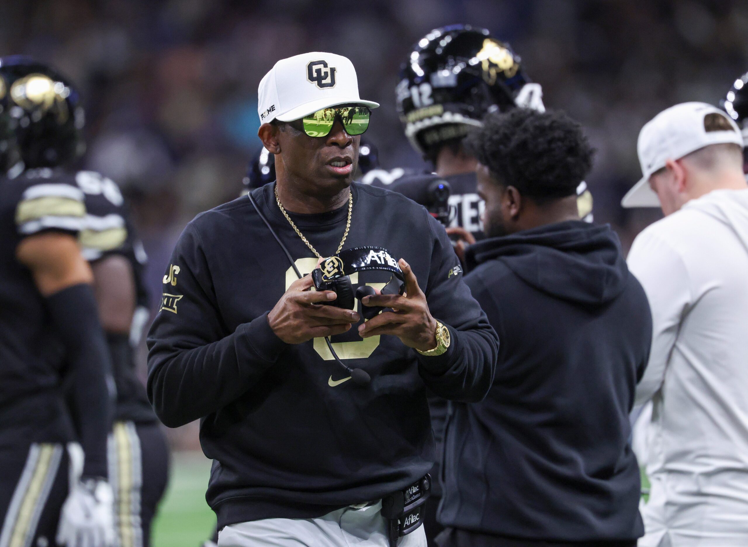 Colorado futbol antrenörü Deion Sanders, atletizm dünyasında bir ilginç isim oldu., Sanders, rekrütler için ev ziyareti yapmıyor., Okul dışı lise ziyaretleri de gerçekleştirmiyor., Sanders, bunun koleji için oyuncu seçme konusundaki geleneksel yolların dışında bir yöntem olduğunu kanıtlıyor.
