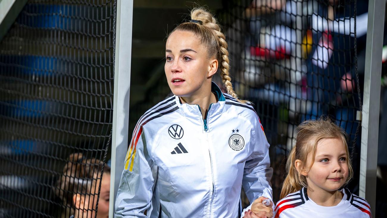 Giulia Gwinn, Alman Milli Takımı Kadın Kaptanı, Alexandra Popp'un Yerine Geçti, Christian Wück, Alman Milli Takımı Kadın Takım Baş Antrenörü, Janina Minge, Alman Milli Takımı Kadın Takım Kaptan Yardımcısı, Alman Milli Takımı Kadın Takımı