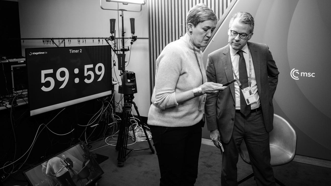 Münih Güvenlik Konferansı, Amerikan-Alman Enstitüsü, ZEIT, AfD, Außenpolitik, Donald Trump, J. D. Vance, Peter Dausend, Heinrich Wefing, Constanze Stelzenmüller, Jeff Rathke, Ukraine-Krieg, Wladimir Putin, transatlantische Krise, Wahlkampf, Umfragewerte, Meinungsfreiheit