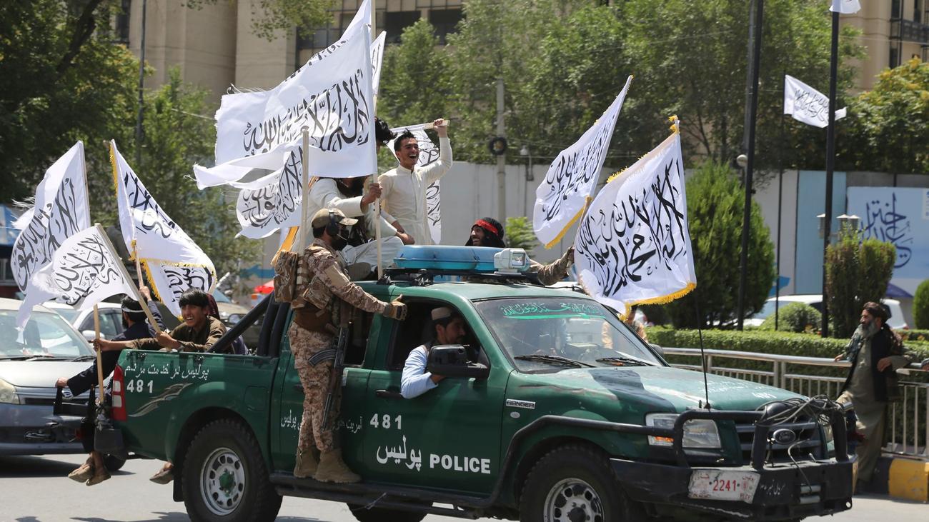 Almanya federal Meclisi'nin Afganistan'daki kaotik tahliye konusundaki soruşturma komitesi acı bir sonuç çıkardı, Alman Hükümeti, Taliban'ın Kabil'de iktidarı ele geçirmesinden önceki haftalarda erken etkili eylemlerde bulunamadı, Doha Anlaşması, Taliban'ın var olan hükümete dönüşmesine neden oldu, ABD birlikleri zamandan önce Afganistan'dan çekildi, FDP ve AfD federal hükümeti gerçekçilikten uzak olmakla suçladı, Alman Dışişleri Bakanlığı'nın gizli diplomatik yazışmalarla geç uğraşması, güvenlikle ilgili olayların ve gelişmelerin hafta sonları da analiz edilmesi gerektiği, Taliban'ın iktidara gelmesiyle ilgili bilgiler federal hükümete çok geç ulaştı, uluslararası askeri tahliye müdahalesi kaotik koşullara neden oldu, birden fazla milletvekili federal hükümetin yeterince kararlı olmadığını savundu