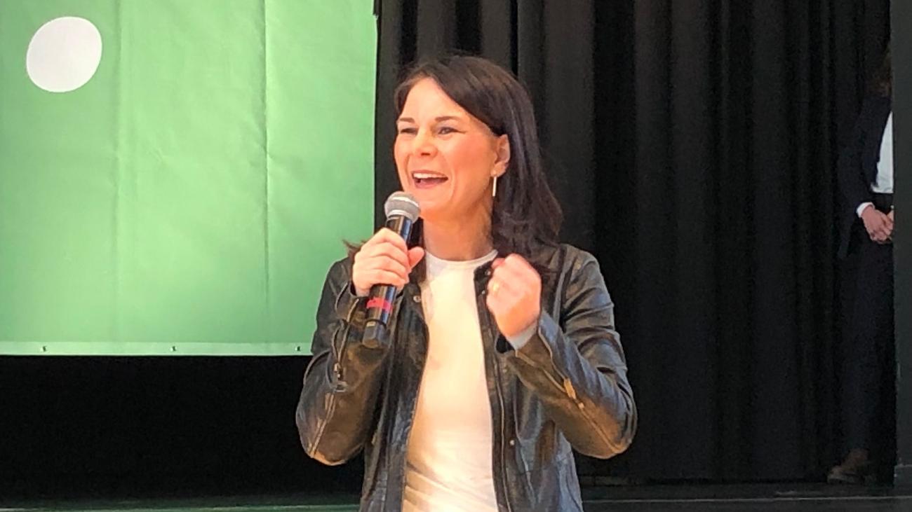 Annalena Baerbock (Yeşiller), AfD dışındaki partileri Bundestagswahl günlerinden kısa bir süre önce işbirliğine davet etti. Baerbock, Brandenburg'daki Ludwigsfelde'de vatandaşlarla yaptığı görüşmede, “Demokratik partiler olarak birbirimizle diyalog halinde olmak için gücümüzü bulmalıyız.” dedi. Aşırılığa karşı güvenlik duvarının ayakta tutulması gerektiğini savundu. Yeşillerli politikacı, “Sınır çizgileri rüzgâr türbinlerinden, elektrikli arabalardan veya daha fazla kömürle üretilen elektrikten yana olanlar ya da burada doğmuş olanlar ile göç etmiş olanlar arasında değil” dedi. “Toplumumuzun sınır çizgisi, iki ayağıyla Anayasa zemininde durup barışçıl bir arada yaşamayı mahvetmek isteyenler ile Anayasamızı korumak isteyenler arasında geçiyor.” Baerbock, “Güvenlik duvarı sağa doğru yıkılırsa buna izin veremeyiz. Tarihimizden biliyoruz ki basit bir duvar yıkılmıyor. Öncelikle delikler ve küçük çatlaklarla başlıyor” diyerek uyardı. Bundestag, Ocak ayında Ulaştırma Birliği'nin göç politikasında yapılan değişikliğe onay vermiş ve bu değişiklik AfD'nin de katılımıyla hayata geçirilmişti. Bu değişiklikte iltica başvurusunda bulunanların Almanya sınırından geri çevrilmesi talep ediliyordu. Bu Birlik, Bundestagswahl'ın arifesinde çelişkili sonuçlar doğurmuş ve gösterilere neden olmuştu. Baerbock, “Bazılarının pusulasının bozulduğunu” söyledi.