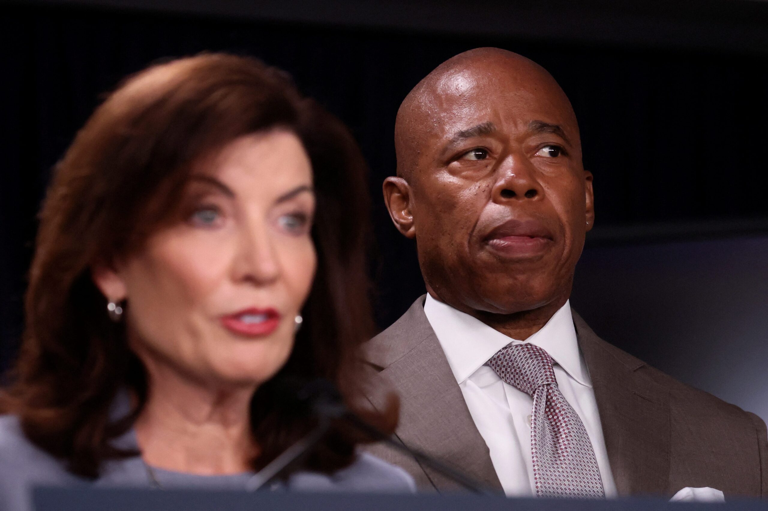 Kathy Hochul, Eric Adams, New York Belediye Başkanı, Görevden Alma, New York Şehir Tüzüğü, Yolsuzluk İddiaları, Cezai İddianame, Görevden Alma Süreci, Jüri İhtimamı, Kamu Savunucusu Jumaane Williams, Özel Seçim