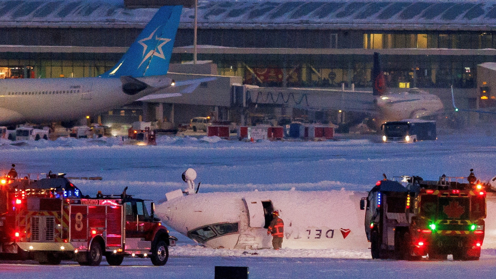 Delta Hava Yolları uçak kazası, Toronto, Ashley Zook, Pete Koukov, Bombardier CRJ900, John Nelson, Ulaştırma Güvenliği Bürosu (TSB), Ulusal Ulaşım Güvenliği Kurulu (NTSB)