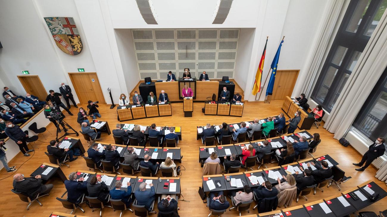 Elektronik kelepçe, aile içi şiddet, ayak bileği izleme cihazı, SPD, Hristiyan Demokratlar, CDU, Anke Rehlinger, temel eğitim, cep telefonu yasağı, Akıllı saat yasağı, AfD, batı uygarlığının kökenleri