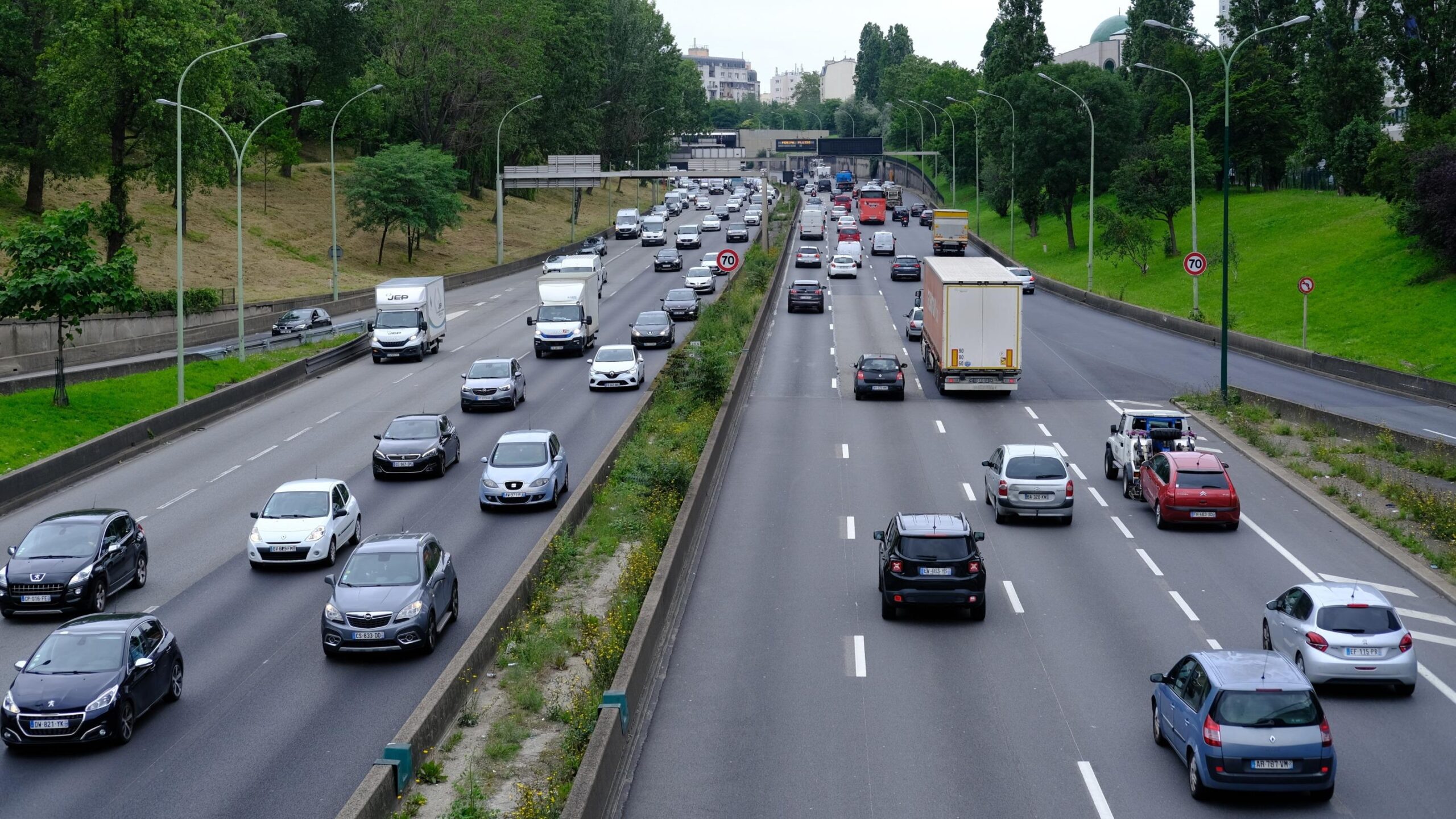 Toulouse idare mahkemesi, A69 inşaatına izin veren valilik kararının geçerliliği ve dolayısıyla bu tartışmalı otoyolun çalışmasının sürdürülmesi konusunda 27 Şubat'ta kararını açıklayacağını 18 Şubat Salı günü duyurdu. 2025 yılı sonunda Toulouse ve Castres'i birbirine bağlaması beklenen bu trafik yoluyla ilgili tartışmalarda hayati bir oturum olarak kabul edilen duruşmada, yargı kararına yol göstermesi gereken bir hakim olan müfettiş, 
