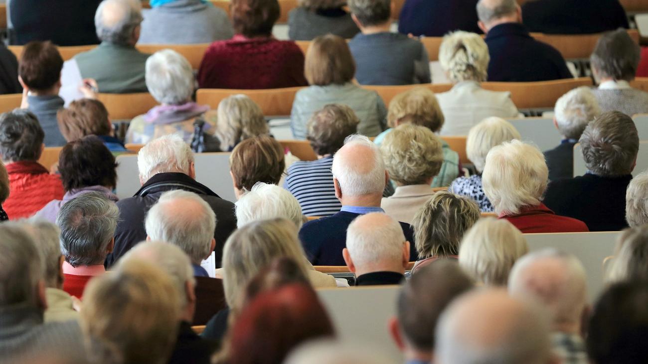 Mecklenburg-Vorpommern, üniversiteler, kıdemli öğrenciler, pandemi, çevrimiçi dersler, Seniorenakademie, Greifswald Üniversitesi, Neubrandenburg Üniversitesi, Müzik ve Sahne Sanatları Üniversitesi Rostock, deneyim, bakış açısı, öğrenme, kişisel gelişim