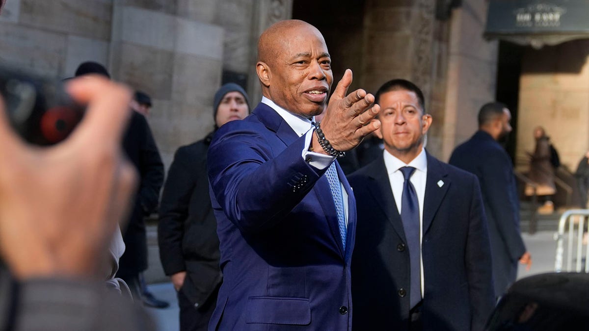 New York şehri, Yolsuzluk davaları, Eric Adams, Biden yönetimi, Adalet Bakanlığı (ABD), Manhattan, Dale Ho, Trump yönetimi, Kath Hochul, Brad Lander, Scott Stringer, Tom Homan, Göçmenlik ve Gümrük Muhafaza, Rikers Island