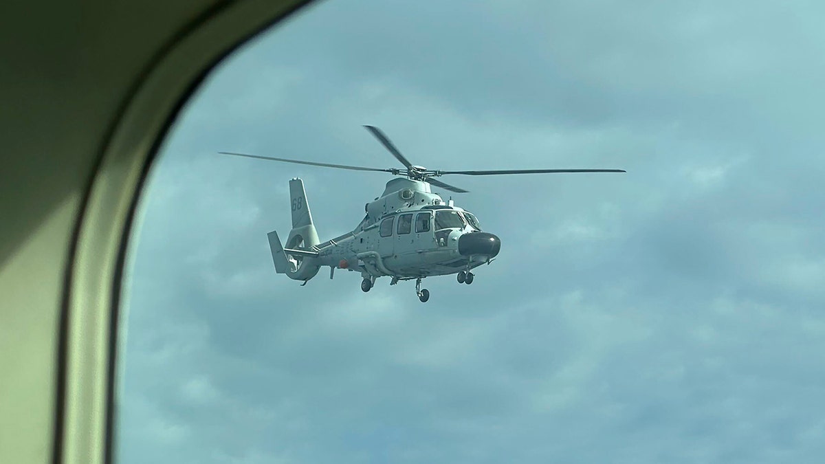 Çin donanması helikopteri, tartışmalı Güney Çin Denizi bölgesinde Salı günü bir Filipin devriye uçağının 10 fit (3 metre) yakınından uçtu; Filipinli pilotu telsizle uyarmak zorunda bıraktı: Çok yakından uçuyorsunuz, çok tehlikelisiniz. Çin helikopteri, Çin'in, Filipinler'in kuzeybatısındaki hararetli bir şekilde tartışılan Scarborough Sığlığı üzerindeki hava sahası olduğunu iddia ettiği bir alandan, Filipin Balıkçılık ve Su Kaynakları Bürosu'na ait bir Cessna Caravan türboprop uçağını çıkarmaya çalışıyordu. ABD, ÇİN'İN KORUDUĞU Sığlık BÖLGESİ YAKINLARINDA FİLİPİNLERLE BİRLİKTE ORTAK DEVRIYE UÇTU Filipin uçağı, Çin donanması helikopterinin bulutlu havada yakından üzerinde süzülmesi veya soluna uçmasıyla, Scarborough çevresinde alçak irtifa devriyesine devam ederken, uçaktaki bir Associated Press gazetecisi ve diğer davetli yabancı medya, gergin 30 dakikalık karşı karşıya gelmeye tanık oldu. Çin donanması helikopterine telsizle, Çok yakından uçuyor, çok tehlikelisiniz ve mürettebatımızın ve yolcularımızın hayatını tehlikeye atıyorsunuz, diye bilgi veren Filipinli pilot, bir noktada şu ifadeleri kullandı. Uzaklaşın ve uçağınızın aramıza koyun, FAA ve ICAO tarafından belirlenen güvenlik standardını ihlal ediyorsunuz. Pilot, ABD Federal Havacılık İdaresi ve Uluslararası Sivil Havacılık Örgütü'nün hava felaketlerini önlemek için zorunlu kıldığı, uçaklar arasındaki standart mesafeye atıfta bulunuyordu. Filipin uçağının bir çarpışmayı önlemek için planlanan yolunu ve irtifasını değiştirmesi gerektiğine dair bir işaret yoktu. Filipin Sahil Güvenlik ve Balıkçılık Bürosu bir açıklamada, Çin'in saldırgan ve tırmanışa geçen eylemlerine rağmen, Batı Filipin Denizi'ndeki egemenliğimizi, egemenlik haklarımızı ve deniz yetki alanımızı iddia etmeyi sürdürdüklerini açıkladı. Batı Filipin Denizi, Filipinler'in güney kıyılarına en yakın Güney Çin Denizi kısmı için Filipinler'in kullandığı isimdir. Çin ordusu, Scarborough Sığlığı'ndan kendi Çince ismiyle bahsederek, uçağın Çin hükümetinin izni olmadan Çin'in Huangyan Adası hava sahasına yasa dışı olarak girdiğini öne sürdü. Çin Güney Tiyatro Komutanlığı, komutanın sözcüsü Kıdemli Albay Tian Junli, çevrimiçi olarak yayınlanan yazılı bir açıklamada, komutanlığın, uçağı takip etmek ve uyarmak için deniz ve hava kuvvetlerini örgütlediğini duyurdu. Filipinler, doğruyla yanlışı karıştırdı ve sahte hikayeler yaydı, ifadesi açıklamada yer aldı. Filipin hükümeti tarafından protesto edilmesi beklenen Salı günkü olay, Çin, Filipinler, Vietnam, Malezya, Brunei ve Tayvan'ı içeren dünyanın en işlek ticaret rotalarından birinde onlarca yıldır devam eden bölgesel çıkmazdaki son patlama noktası niteliğinde. Scarborough ve 1999 yılından beri Filipin donanmasına ait bir askeri karakol işlevi gören suya oturmuş bir geminin bulunduğu Second Thomas Sığlığı'nda son iki yılda, Çin ve Filipin sahil güvenlikleri arasındaki çatışmalar arttı. Filipin donanmasından suya oturmuş gemi, o günden beri Çin sahil güvenliği, donanması ve başka gemilerle kuşatılıyor. Çin, 2012'de Filipin gemileriyle gergin bir çatışmanın ardından Scarborough çevresine deniz kuvvetlerini konuşlandırdı. Bir sonraki yıl, Filipinler, Çin'le olan anlaşmazlıklarını uluslararası tahkime taşıdı. Birleşmiş Milletler destekli bir tahkim kurulu tarafından 2016'da alınan kararla, Birleşmiş Milletler Deniz Hukuku Sözleşmesi'ne göre Çin'in Güney Çin Denizi'ndeki yaygın iddiaları geçersiz kılındı. Sözleşmeyi Filipinler gibi imzalayan Çin, tahkime katılmayı reddetti, sonucunu kabul etmedi ve meydan okumaya devam ediyor. Çin'in askeri gücüyle karşı karşıya kalan Başkan Ferdinand Marcos Jr. liderliğindeki Filipinler, Pekin'in giderek artan iddialı eylemlerini ortaya çıkarmak için Filipinli ve yabancı gazetecileri deniz ve hava devriyelerine götüren bir aşağılama kampanyasına başvurdu. FOX NEWS UYGULAMASINI ALMAK İÇİN BURAYA TIKLAYIN Filipinler ayrıca, dış savunmasını güçlendirmek amacıyla ABD, Japonya, Avustralya, Fransa, Kanada, Avrupa Birliği ve başka Batılı ulkelerle güvenlik ittifaklarını güçlendirdi. ABD, Asya'daki en eski antlaşma müttefiki olan Filipinler'in, Güney Çin Denizi de dahil olmak üzere Filipin güçleri, gemileri ve uçaklarına silahlı saldırı yapılırsa, savunma sorumluluğu olduğunu söylüyor. Çin, ABD ve müttefiklerini, tamamen Asya'ya ait bir anlaşmazlık olduğunu belirttiği konuya karışmamaları konusunda uyardı.