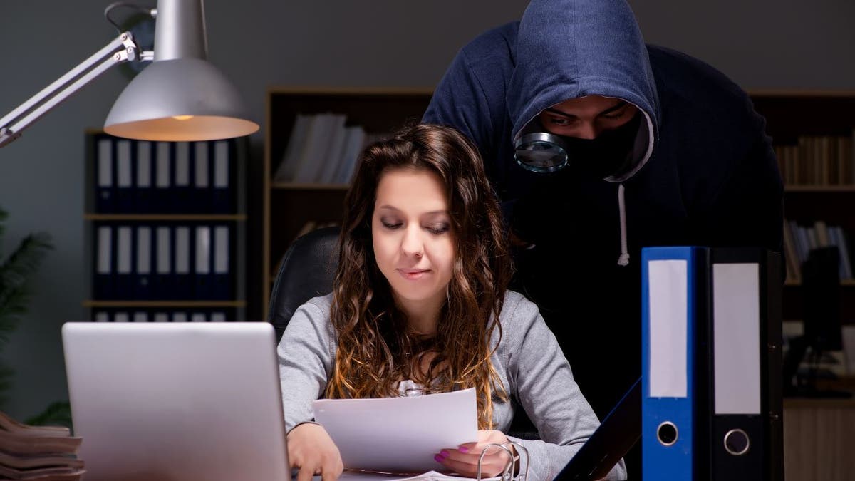 Phantom Hacker dolandırıcılığı, yapay zeka destekli dolandırıcılıklar, dolandırıcılık uyarıları, kimlik avı, teknik destek dolandırıcılığı, siber güvenlik ipuçları, kişisel veri kaldırma hizmetleri, Kurt's Cyber ​​Guy Raporu, FBI