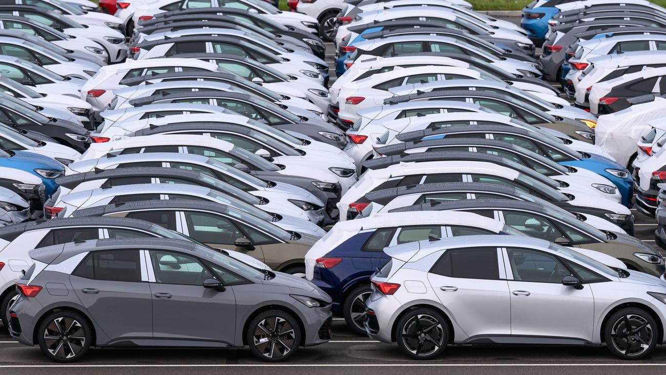 Saxe-Anhalt, Motorlu taşıtlar, Araba kaydı, Yeni kayıtlar, Önceki yıl, E-arabalar, Hibrit arabalar, Elektrikli tahrikli araçlar, Mopetler, Motosikletler, Ağır vasıtalar, Otobüsler, Çekiciler