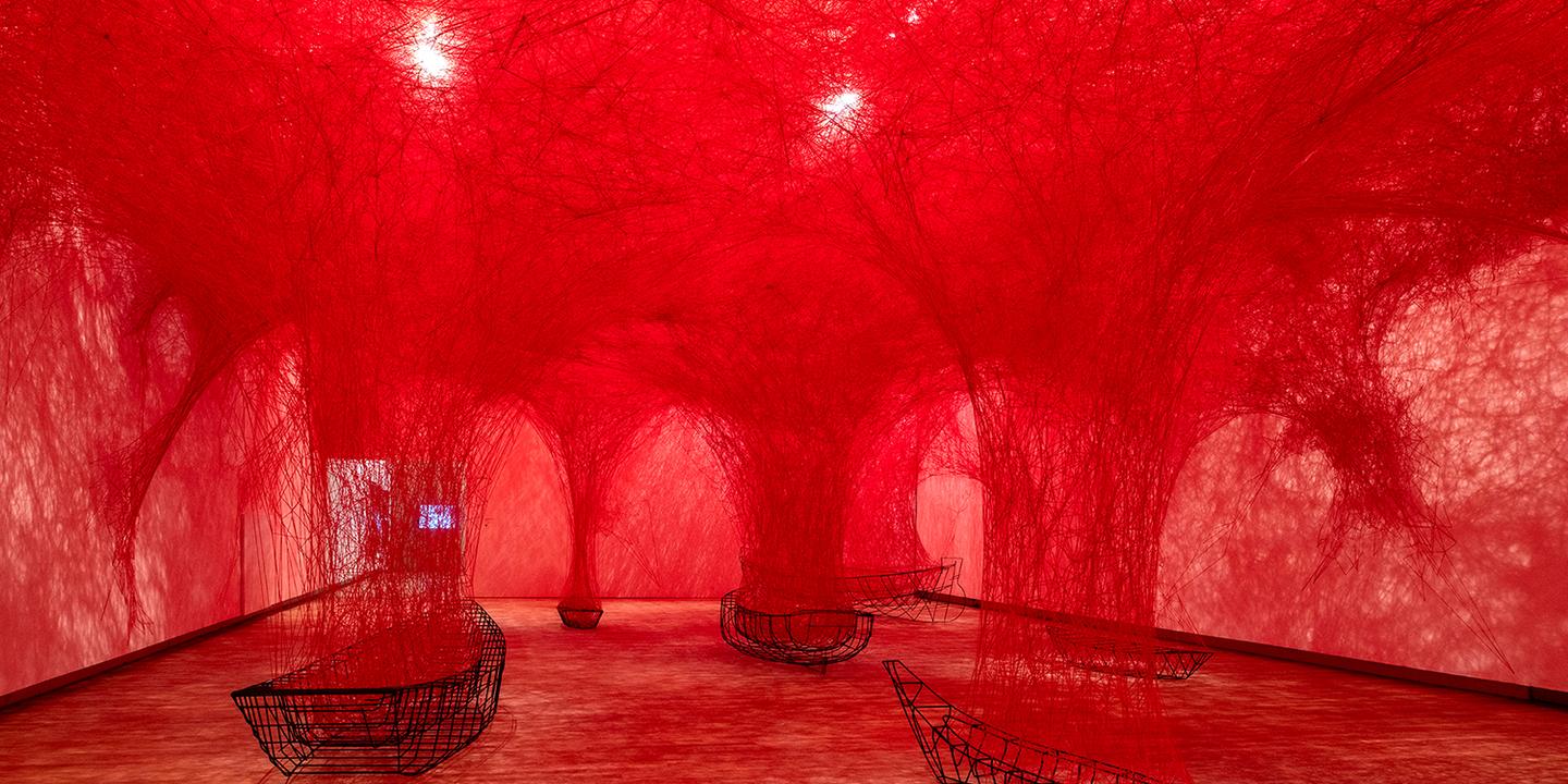 Chiharu Shiota, Büyük Saray, örümcek, iplik kurulumları, sürükleyici sergiler, kırmızı ve siyah iplikler, Japon sanatçı, video, fotoğraf, evrensel bağlantılar, hücre canavarları, proliferatif organizmalar, hastalık, arınma