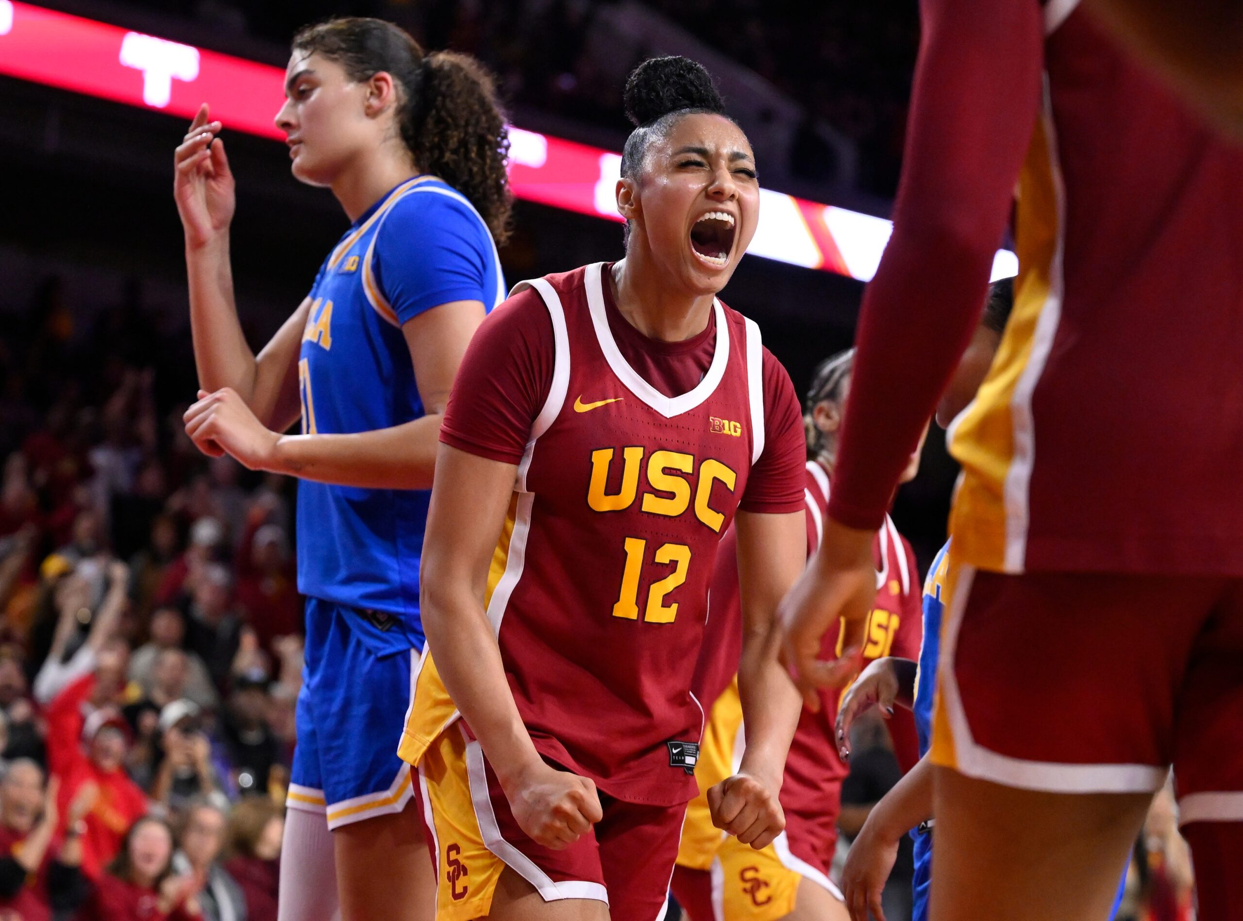 USC kadın basketbolu, rakip UCLA karşısında elde ettiği duygusal zaferin ardından Washington'a karşı hayatta kalmayı başardı. Şimdi 4. sıradaki Truva Atları (23-2, 13-1 Big Ten), 22. sıradaki Michigan State (19-6, 9-5) takımına karşı sıralamalı bir Big Ten maçında karşı karşıya geldi. USC, haftanın başlarında 1 numaralı Bruins'e karşı kazandıkları zaferi raydan çıkarabilecek olası bir bozgunu önlemek için dördüncü çeyrekte Huskies'i 30-21 geride bıraktı. USC, geçen hafta Big Ten Kadın Basketbol Haftanın Oyuncusu ödülünü beşinci kez kazanan ikinci sınıf süperstarı JuJu Watkins tarafından yönetiliyor. O zamanlar 1 numara olan UCLA'ya karşı 71-60'lık galibiyette 38 sayı, 11 ribaund, sekiz blok ve beş asist gibi inanılmaz bir istatistik ortaya koydu. Washington karşısında 17 sayılık performansla bu galibiyetin devamı niteliğindeydi.GEREKLİ OKUMA: USC sadece JuJu Watkins'ten ibaret değil: Truva Atları yıldızı Kiki Iriafen ile tanışınMichigan State, Pazar günü 1. sıradaki UCLA'ya 75-69 yenilerek geliyor. Spartalılar son beş maçlarının üçünü kaybetti ve işleri tersine çevirmeleri gerekiyor. MSU, bu sezon sıralamalı rakiplerine karşı 2-2'lik bir performans sergiliyor. Julia Ayrault, maç başına ortalama 15,3 sayı, 7,5 ribaund ve 2,3 asistle Spartalıların lideri konumunda.Çarşamba günü USC ve Michigan State kadın basketbol maçını başlangıç saati, TV programı ve yayın bilgileri dahil olmak üzere nasıl izleyeceğinize dair ipuçları:Truva Atları ve Spartalılar, NBC'nin yayın hizmeti olan Peacock üzerinden de yayınlanabilir.USC ile Michigan State, Çarşamba, 19 Şubat'ta Los Angeles'taki Galen Center'da Doğu Saatiyle 09:30'da (Pasifik Saatiyle 18:30) karşı karşıya gelecek.Oranlar yayınlandığında bu kısım güncellenecektir.Tahmin: USC 74, Michigan State 70Truva Atları, USC'nin bozgunu önlemesine yardımcı olması için Watkins'ten büyük bir dördüncü çeyrek performansı sonrasında galibiyete yakın bir puan elde ediyor.İşte USC'nin son beş maçına bir göz atın. Truva Atları'nın 2023-24 programının tamamı için buraya tıklayın.İşte Michigan State'in son beş maçına bir göz atın. Spartalıların 2023-24 programının tamamı için buraya tıklayın.Bazen ilginç ürün ve hizmetler öneririz. Bağlantılardan birine tıklayarak satın alma yaparsanız, bağlı kuruluş ücreti kazanabiliriz. USA TODAY Network haber odaları bağımsız olarak çalışır ve bu durum kapsamımızı etkilemez.