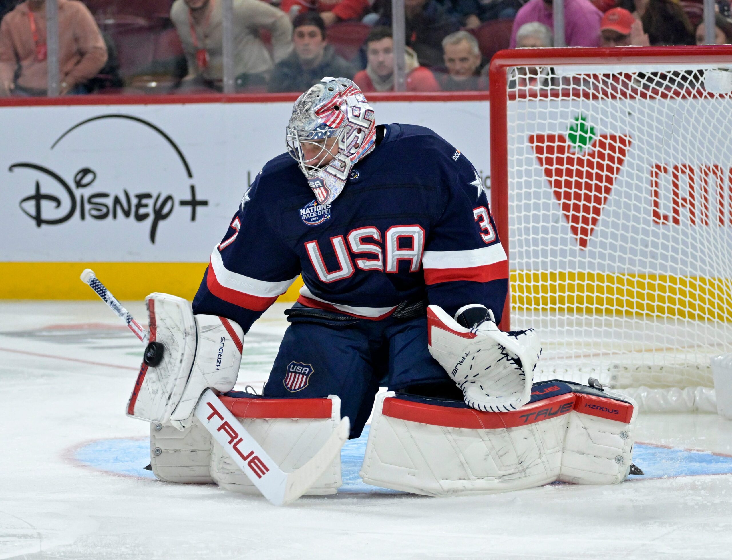 ABD-Kanada şampiyonluk maçı, insanların beklediği 4 Uluslar Karşılaşması finali. NHL'de en çok temsil edilen ülke (Kanada) ile ikinci en çok temsil edilen ülke (ABD) karşı karşıya. ABD adına Mike Sullivan, Kanada adına Jon Cooper gibi iki kez Stanley Kupası kazanan iki koç kulübelerin arkasında. Kalede bir Stanley Kupası sahibi (Kanadalı Jordan Binnington) ve ABD'den ödüllü bir kaleci (Connor Hellebuyck). Ayrıca kadrolarda birden çok MVP ödülü ve başka ödül kazananlar var. Dahası, gruplarda ilk karşılaşmaları yoğun geçti ve ABD'nin 3-1 kazandığı maçın ilk dokuz saniyesinde üç kavga çıktı. Perşembe günkü şampiyonluk maçında (Doğu Saati ile gece 8, ESPN) fark yaratabilecek 10 oyuncu şöyle: İki maçta sadece iki gol yedi ve üst üste ikinci Vezina Kupası'nı ve en iyi altı maçta kalesini gole kapattığıyla genel olarak üçüncü Vezina Kupası'nı kazanma adayı. Kanadalı patenciler sağlam ABD savunmasını geçebilirse, onları bekleyen 1.93 boyunda bir kaleci var. İlk ABD-Kanada maçını hastalık nedeniyle kaçırdı. Bu sefer Kanada hücumuna hareketliliği fark yaratacak. NHL'in 63 puan ve 26 güç oyunu puanıyla en golcü defans oyuncusu. İki maçında ortalama 26 dakika oynadı. Kanada'nın kaptanı 37 yaşında ve turnuvanın beş puanlık liderliğiyle berabere kaldı. ABD'ye kaybetmeden önce 26 maçlık uluslararası bir galibiyet serisi elde etmişti. Crosby, büyük uluslararası maçlarda büyük işler başarıyor. 2010 Olimpiyatları altın madalya maçında ABD'ye karşı uzatmada gol atmıştı. Ayrıca 2014 Olimpiyat finalinde gol atmıştı ve 2016 Dünya Kupası Hokeyi'nin MVP'si olmuştu. Finlandiya'ya karşı mutlaka kazanılması gereken bir maçta bir gol atıp bir asist yapmıştı. Geçen hafta ABD'ye karşı yüksek hızlı bir gol atmıştı ama ABD'li defans oyuncusu Charlie McAvoy ondan sonra ona karşı sert bir oyun oynamıştı. McAvoy sakatlandı ve Amerikalılar McDavid'i nasıl durduracaklarını bulmak zorunda kalacaklar. İsveç maçını kaçırdıktan sonra oynamaya müsait olması bekleniyor. Tkachuk açılış maçında iki gol atmıştı ve ikinci maçta bir kavgaya sebep olmuştu. Ağlara çarptıktan sonra İsveç maçından ayrılmıştı. Kardeşi gibi iki golü, 11 şutu ve bir kavgası var. Turnuvada vücudunu ortaya koymuştu, Pazartesi günü sakatlanmadan önce bile birkaç büyük vuruş yapmıştı. ABD tarafından gol atılmasına engel olunduktan sonra Finlandiya'ya karşı iki gollük bir oyun sergilemişti. NHL'in gol kralı ve son MVP finalde bir kez daha harika bir oyun oynamak zorunda. Finlandiya maçının sonlarında oynamaya başlayarak Tkachuk çiftine liderlik yapmıştı. Kardeşler sakatlıklarından etkilenirse, Eichel hücumu yönlendirme konusunda daha büyük bir rol oynamak zorunda kalacak. NHL'de defans oyuncuları arasında gol krallığında üçüncü sırada yer alıyor ve turnuvada bulunan Crosby ile beş puanla berabere. 2019 Stanley Kupası Finali'nin 7. Maçı'nda Boston'daki TD Garden'da kazanmıştı. Arenada bir başka şampiyonluk kazanabilir mi? Büyük kurtarışlar yapmıştı ama aynı zamanda birkaç kolay gol yemişti. Finlandiya, Kanadalılar Finlandiyalılara 4-3'e düşürmek için üç gol atmadan önce sakin sakin oynuyordu.