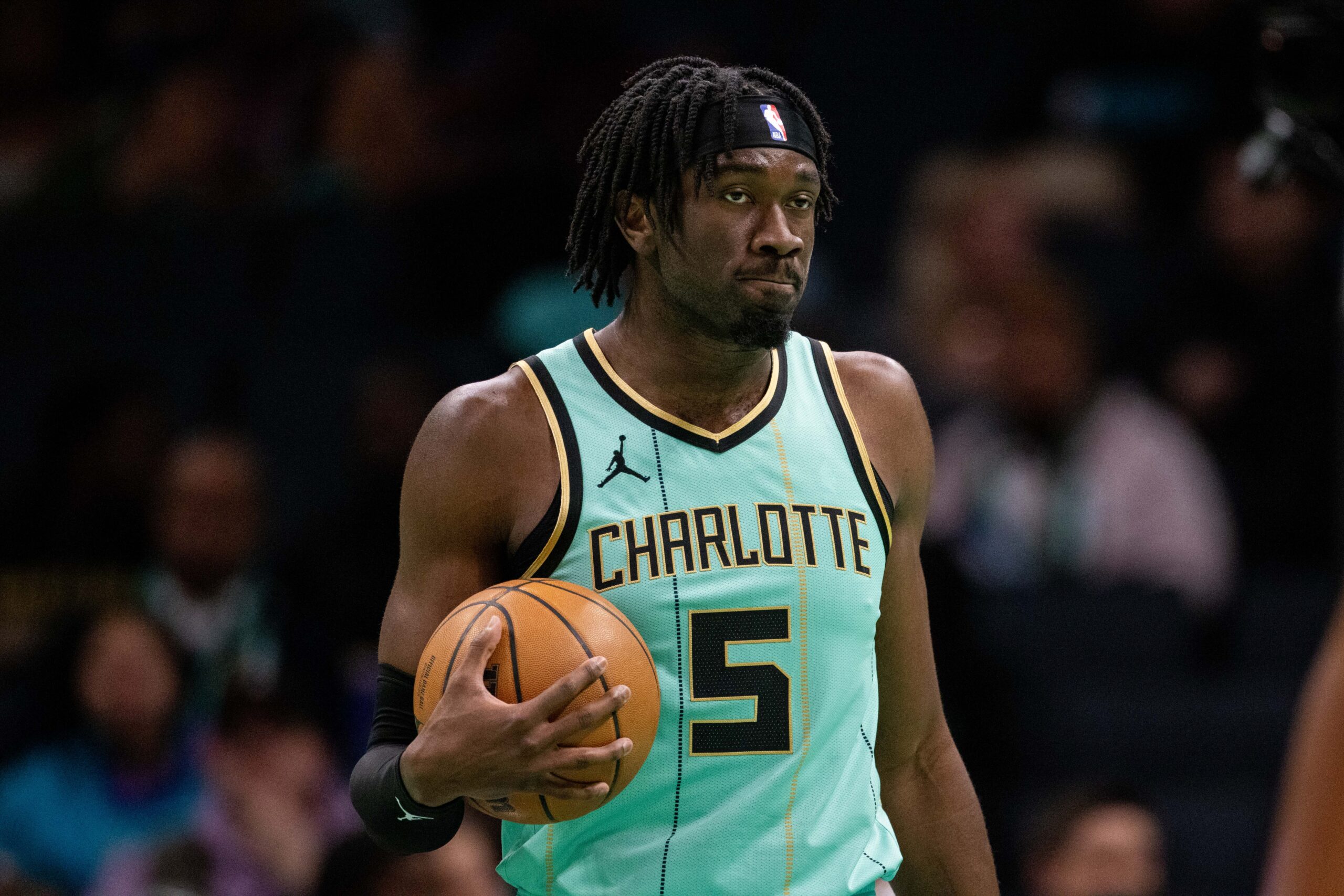 Los Angeles Lakers, Charlotte Hornets, NBA ticareti, Mark Williams, Dalton Knecht, Cam Reddish, Anthony Davis, Luka Doncic
