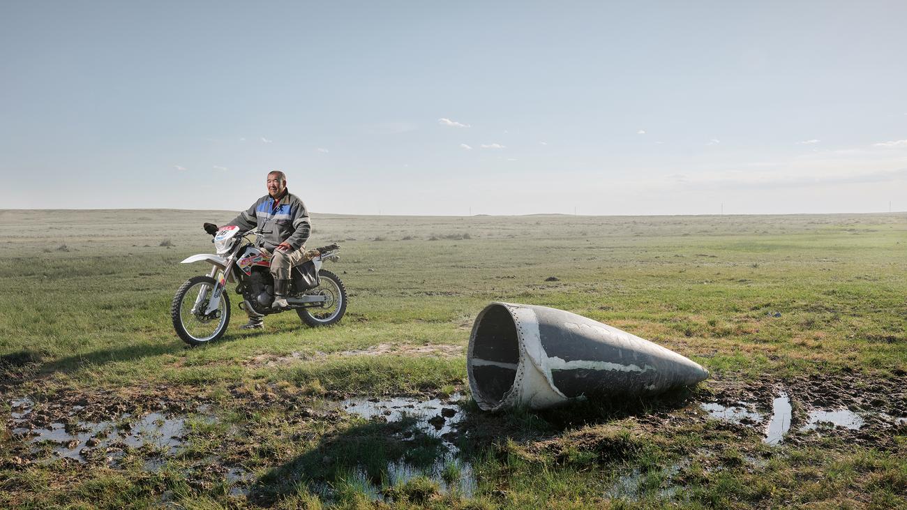 Kazakistan, Baykonur Uzay Üssü, Sputnik Uyduları, Yuri Gagarin, Rus Roketleri, Treibstof Tankları, Kasak Bozkırı, Roket Enkazı, Alüminyum, Titan, Schrot Hırsızlığı, Scheskasgan Uzay Müzesi, Hükümet Yasağı