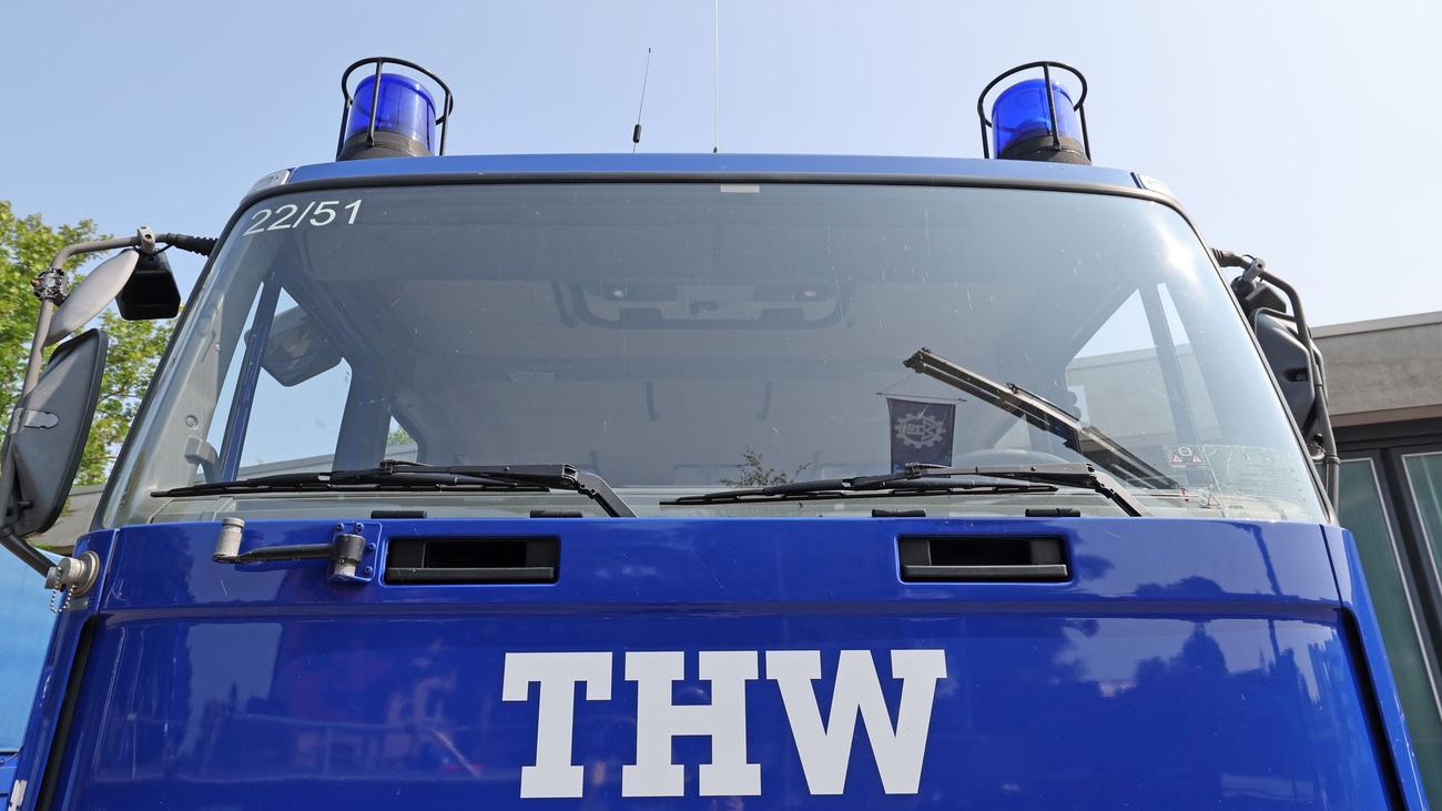 Roth, Main-Donau-Kanal, Autounfall, Selbstbefreiung, Unterkühlung, Schiffverkehr, Bergung, Feuerwehr, THW