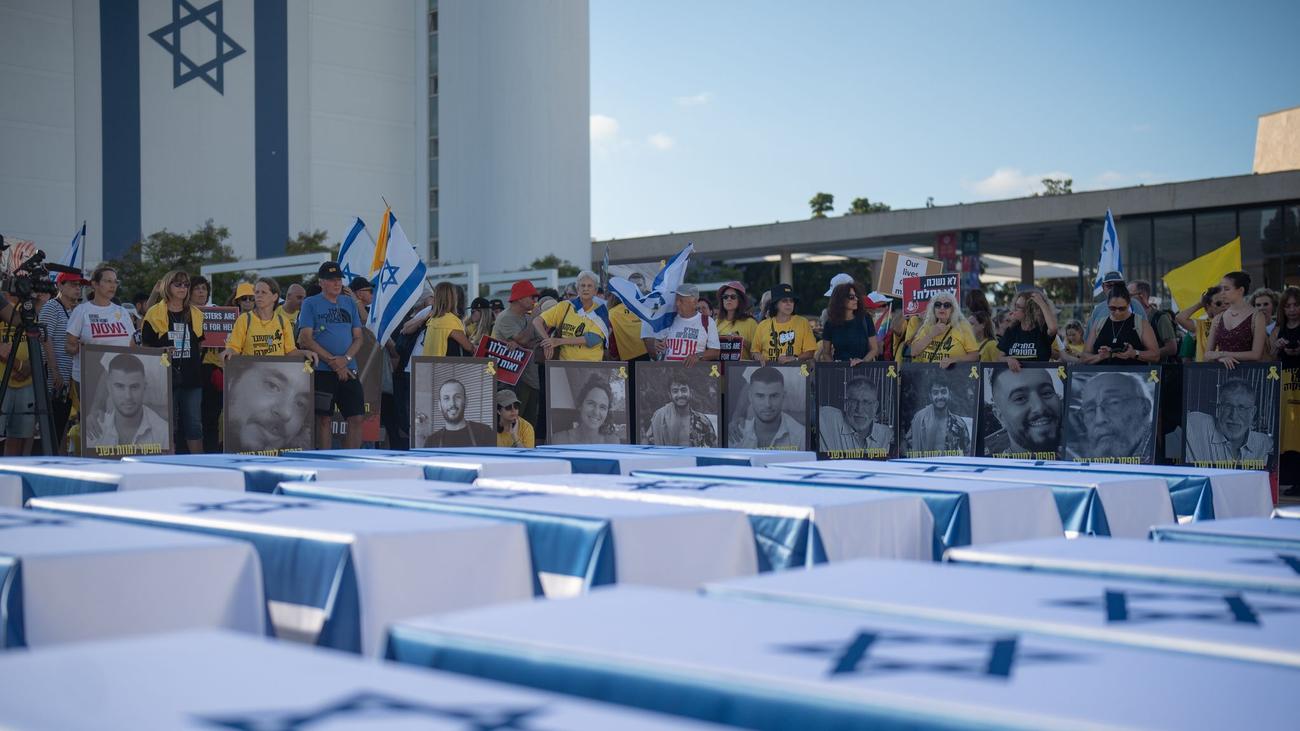 Gazze Şeridi, Hamas, İsrail, Kızıl Haç, Ölü Bedenler, Rehineler, Benjamin Netanyahu, Vampir, Terör Tiyatrosu, Alman Vatandaşları, Schiri Bibas, Ariel Bibas, Kfir Bibas, Jarden Bibas, Jimmy Miller, Kadınlar, Çocuklar, Savaş Tutsağı, Geisel Değişimi