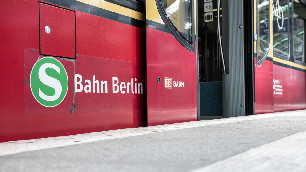 Berlin, S-Bahn, Medizinischer Notfall, Rettungskräfte, Fahrgäste, Aufregung, Warnstreik, BVG, Festnahmen, Störungen