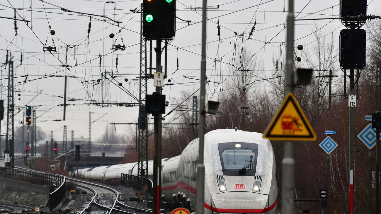 Mobilfunk, GSM-R, LTE, 900 MHz, Zugfunk, Störungen, Störanfälligkeit, Eisenbahnfahrzeuge, Verkehrsadern, Vodafone, Streaming, Faraday'scher Käfig, Metallschicht, Wärmeisolierung