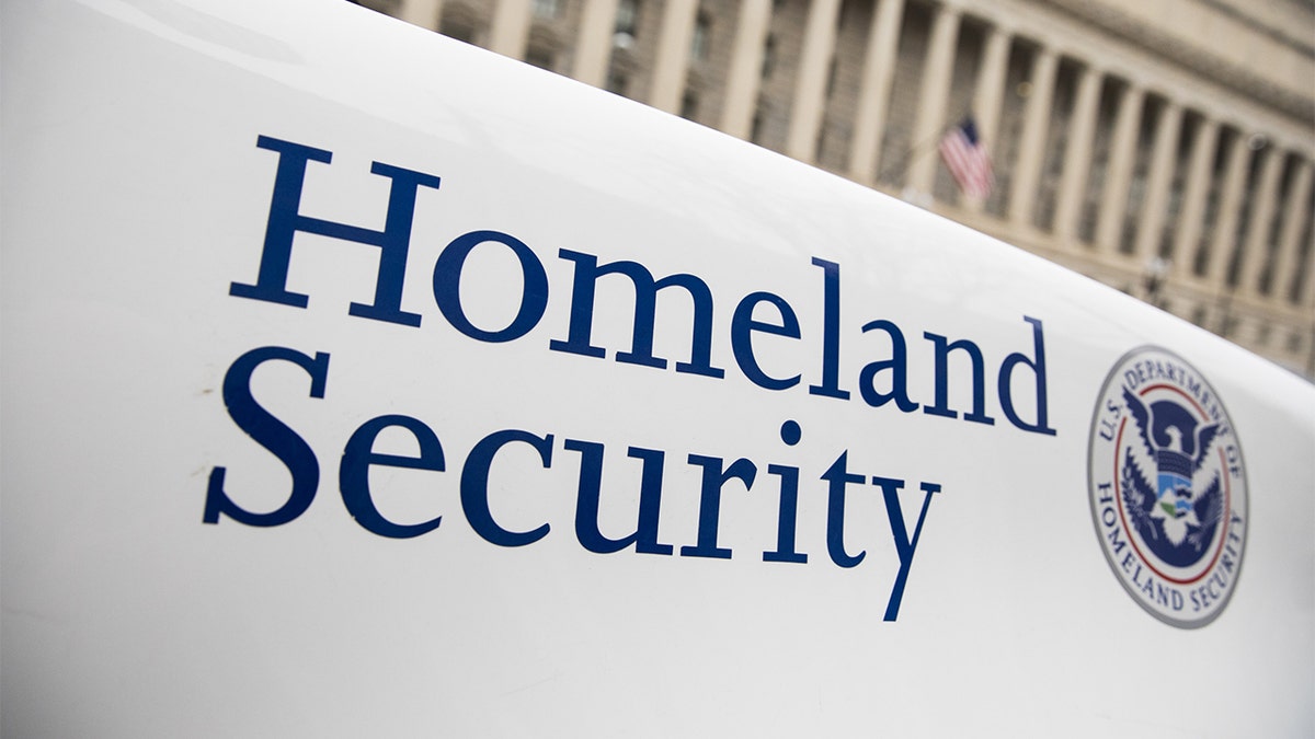 Göçmenlik ve Gümrük Muhafaza, İç Güvenlik Bakanlığı, Tom Homan, Kristi Noem, Aurora, Venezuela Çetesi Tren de Aragua, FBI, Los Angeles, Polygraph sınavı, Çalışma Uygunluğu
