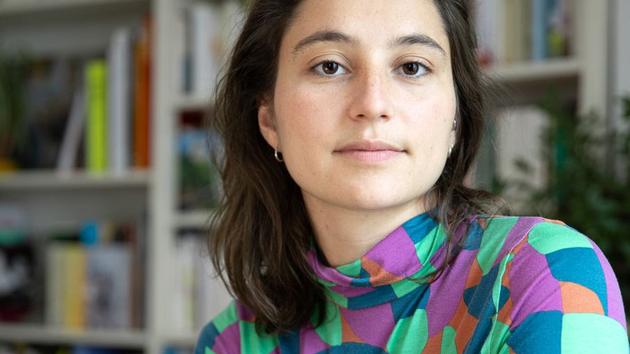 Minitel Pembe, Milyoner Muit, İntihar, Adèle Yon, Kimlik Fotoğrafı, Betsy, Aile Sırrı, Araştırma, Normalien, Şef Aşçı, İnat