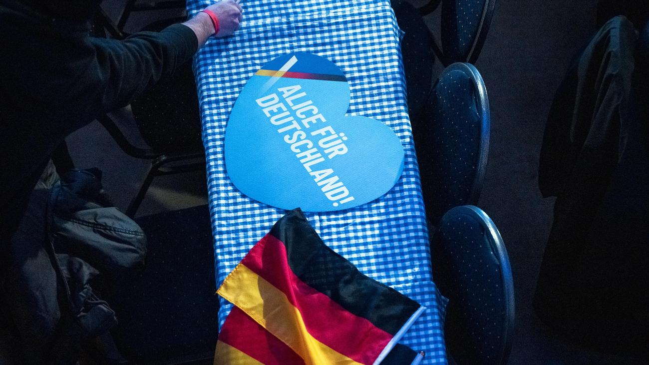 Almanya'nın refahını yok eden AfD, Alman ekonomisi, AfD'nin ekonomi politikaları, Ulusal ekonomi politikası, AfD'nin ekonomi politikalarının tehlikeleri, Alman ekonomisinin temel direkleri, Açık ekonomi modeli, Güçlü sanayi, Güçlü orta sınıf, Sosyal piyasa ekonomisi, Dayanışma, Adalet, Fırsat eşitliği, AfD'nin beceriksizliği, AfD'nin halka ihanet girişimi, AfD'nin ekonomi politik alarmları, Alman ekonomisinin sağlam temelleri, Ekonomi ve toplumda açıklık, İhracatın önemi, Dört serbest dolaşım, Sermayenin serbest dolaşımı, Malların serbest dolaşımı, Hizmetlerin serbest dolaşımı, İşgücünün serbest dolaşımı, AfD'nin serbest dolaşımı kısıtlama isteği, AB'den çıkma isteği, Euro'dan çıkma isteği, Ulusal ekonomi politikası talebi, Tedarik zincirlerinin bozulması, İhracatın düşmesi, İş kaybı, Sosyal piyasa ekonomisinin işlememesi, Artan eşitsizlik, AfD'nin izolasyoncu politikaları, AfD'nin milliyetçiliğinin zararları, Küresel jeoekonomik çatışmalar, Birleşik Avrupa'nın önemi, ABD ve Çin ile ticaret savaşlarında Avrupa'nın gücü, AfD'nin milliyetçiliğinin egemenliğe ve güvenliğe zararları, AfD'nin ekonomi politikalarının sanayisizleşme getirmesi, Yenilenebilir enerjilerden vazgeçme isteği, Nükleer enerjiye, kömüre ve Rus gazına dönme isteği, Arz güvenliğinin tehlikeye girmesi, Enerji maliyetlerinin artması, Enerji yoğun sanayilerin kapanması riski, Bilimsel kanıtlar, AB'nin parçalanmasının Alman şirketlerine zararı, Almanya'nın rekabet gücünün azalması, Yabancı yatırımcıların ve uzmanların Almanya'dan uzaklaşması, Sınırların kapatılması, Geri göç, Aile politikalarının kadın istihdamını zorlaştırması, Uzman işgücü açığının artması, Küçük ve orta ölçekli aile işletmelerinin zarar görmesi, Orta sınıf ekonomik yapısının zarar görmesi, AfD'nin ekonomi politikalarının sosyal piyasa ekonomisinin sonu olması, Sosyal güvenlik, Adalet, Fırsat eşitliği, AfD'nin vergi indirimi vaatleri, Devlet borcunun artması, AB'den çıkma maliyetleri, İş kaybı, Ekonomik kayıp, AfD seçmenlerinin en büyük mağdurları olması, Finanse edilemez vergi indirimlerinin kimseye faydası olmaması, İş kaybının özellikle düşük gelirlileri vurması, AfD'nin işsizlik reformunun sosyal yardım sistemine geçişi hızlandırması, AfD'nin ekonomi politikalarının yoksulluğu, adaletsizliği, enflasyonu ve sosyal kutuplaşmayı artırması, Uzmanlar arasında AfD'nin ekonomi politikaları konusunda fikir birliği olması, AfD seçmenlerinin AfD'nin ekonomi politikalarının kendilerine zarar vereceğini anlamaları gerektiği