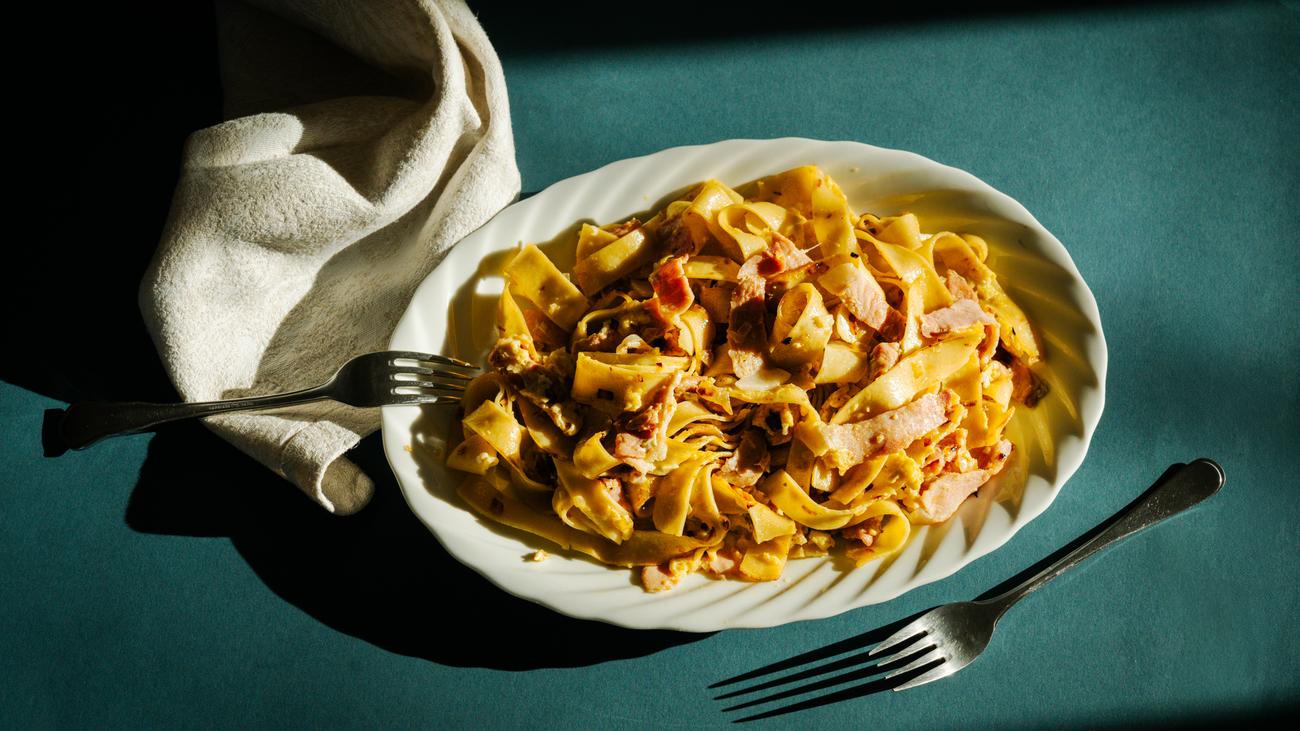 Schinkennudeln, Nudelrezepte, Kindheitserinnerungen, Omas Rezepte, schnelle Gerichte, selbstgemachte Nudeln, hochwertiger Schinken, Schweinebraten, Kartoffelklöße, Sonntagessen