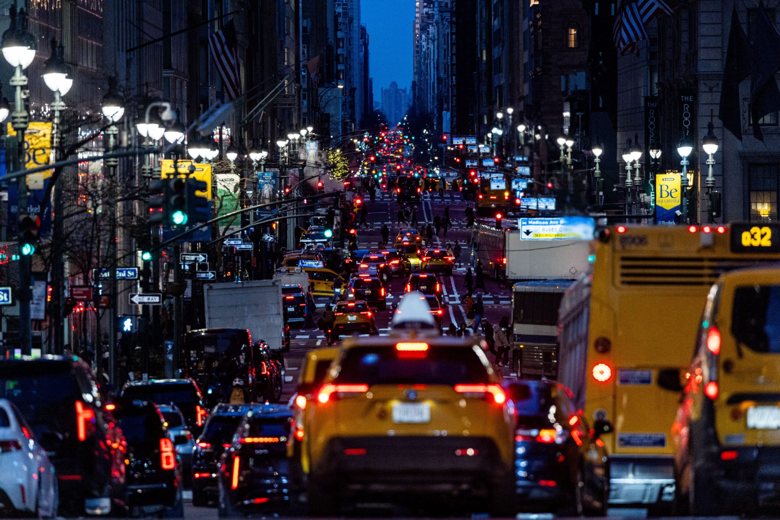 New York şehrinde trafik sıkışıklılığı, trafik sıkışıklığı bedeli, trafik sıkışıklığı azaltma planı, ABD'de trafik sıkışıklığı bedeli, Joseph Schofer, Kathy Hochul, Sean Duffy, New York trafik planı, metropilitan ulaşım otoritesi, Hudson Nehri Geçidi, Doğu Nehri Geçidi, Singapore, Londra
