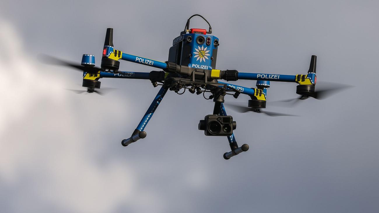 Polis dronu, Saksonya polisi, dron filosu, dron savunma, gözlem uçuşları, futbol maçları izleme, gizli takip, trafik denetimi, kaza incelemesi, yangın yeri incelemesi, kayıp şahıs arama, arama ve tutuklama desteği