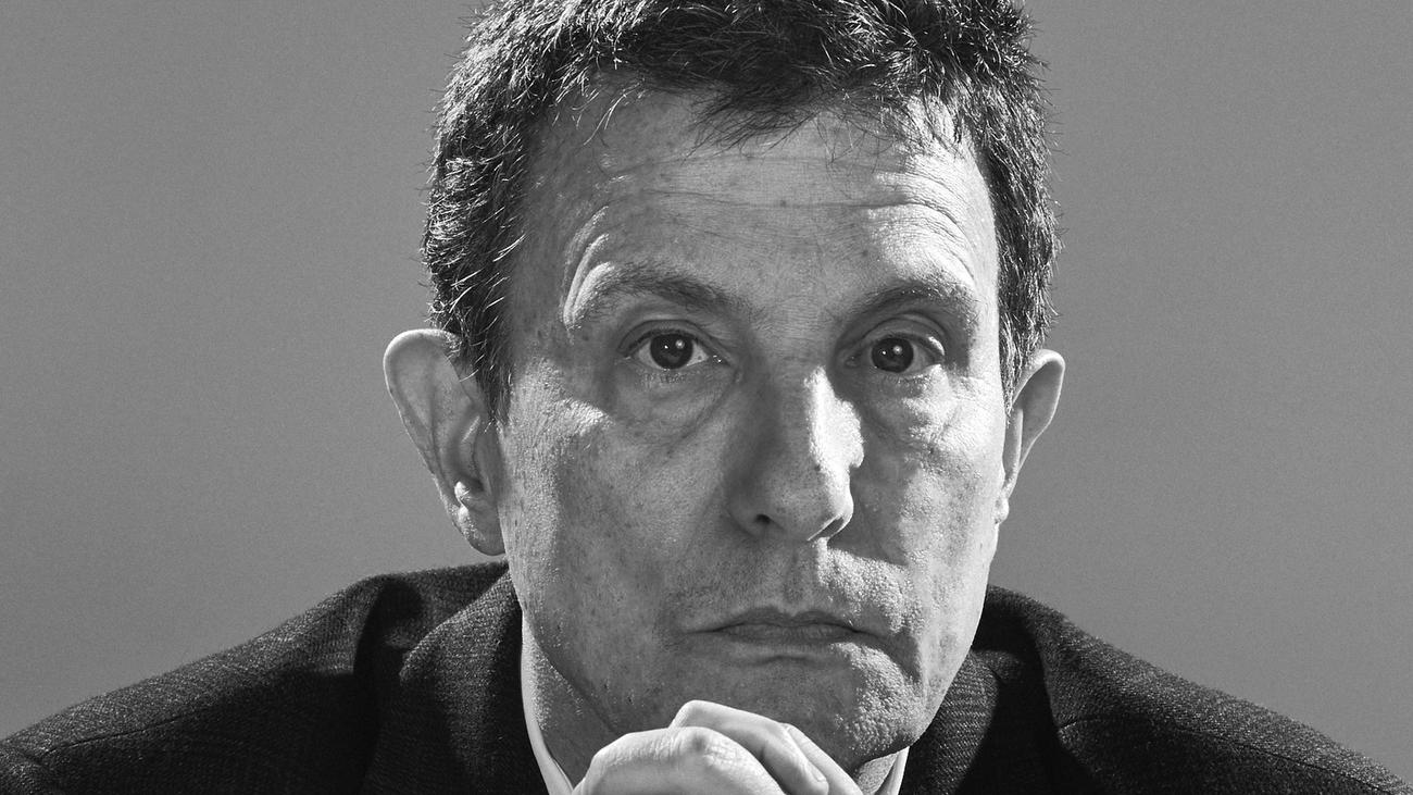 David Remnick, The New Yorker, Pulitzer Ödülü, Donald Trump, Vladimir Putin, Elon Musk, Bill Gates, ABD'nin siyasi durumu, Rusya, İsrail, Amerikan teknoloji oligarşisinin yükselişi, küresel göç krizi, faşizmin tarihi, demokrasinin geleceği, New Yorker kapakları, dijital dünyada medyanın rolü, Donald Trump'ın ilk seçim zaferi gecesi saat 2'de yazılan deneme, Lenins Tomb, Muhammet Ali biyografisi, Barack Obama biyografisi, Bruce Springsteen biyografisi, Moskova, Sovyetler Birliği, Benjamin Netanyahu, Paris, terapi, Philip Roth, Bill Clinton, Bob Dylan, Patti Smith