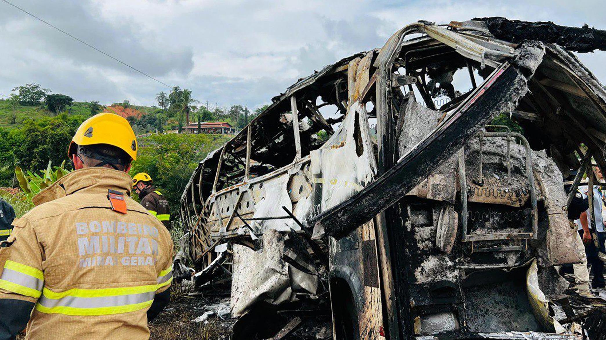 Brezilya'da trafik kazası, Sao Paulo'da otobüs kazası, 12 üniversite öğrencisinin ölümü, 19 kişinin kurtarılması, Tarcisio Freitas, kamyon kazası