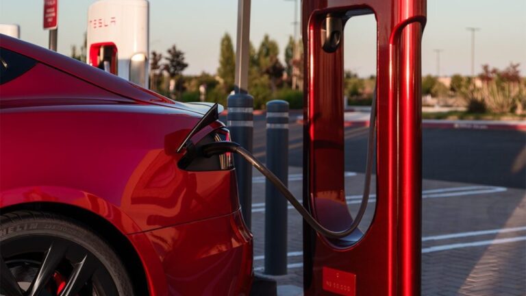 Tesla, Tesla Supercharger, Süper Şarj İstasyonu, Sanal Sıra Sistemi, Elektrikli Araç Şarjı, Tesla Uygulaması, Tesla Araç İçi Sistemi, Tesla Supercharger Ağı