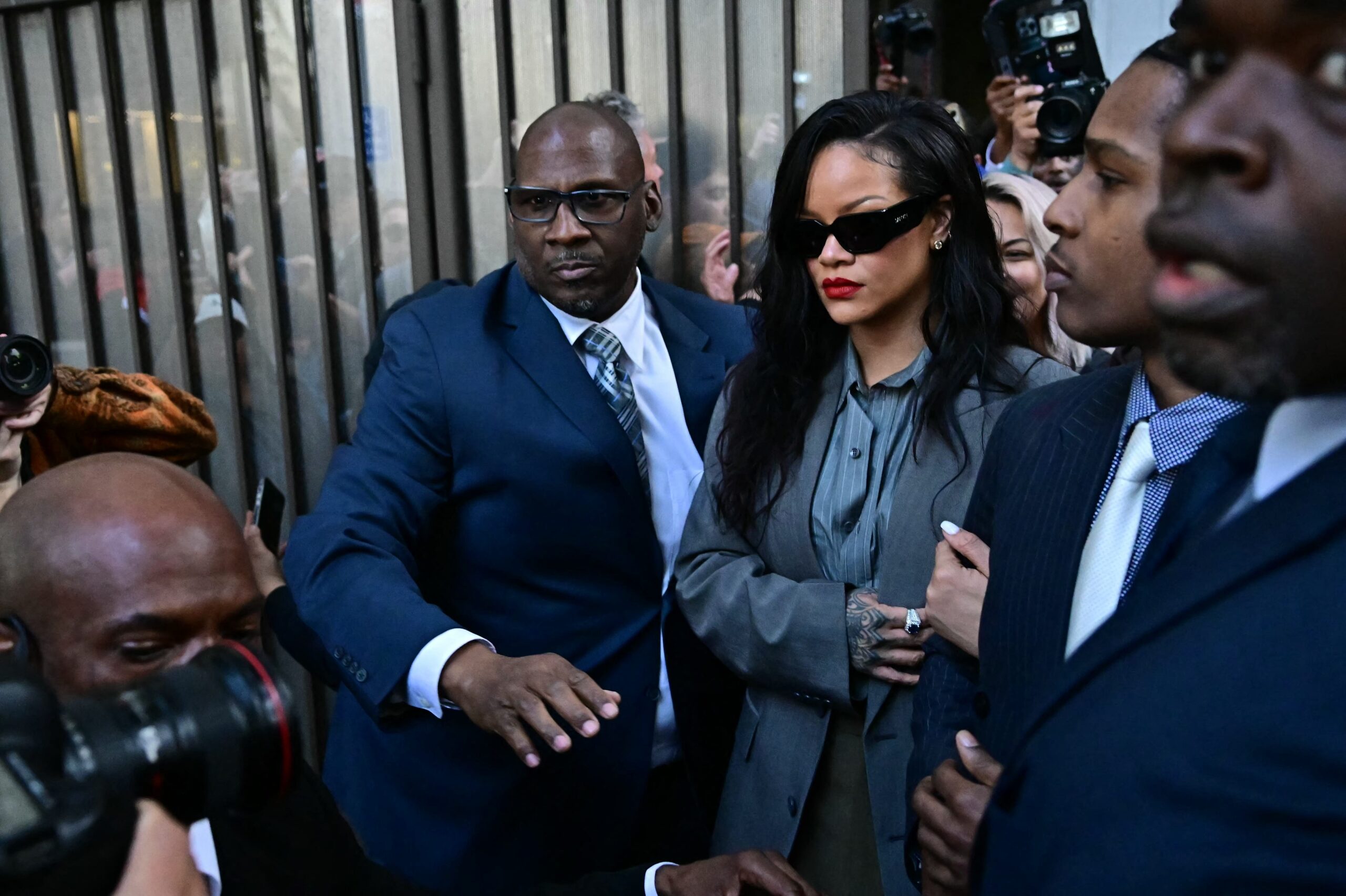 Rihanna Harpers Bazaar röportajı, Rihanna'nın yeni albümü, Rihanna'nın kişisel hayatı, Rihanna'nın çocukları, A$AP Rocky'nin duruşması, Rihanna'nın moda anlayışı