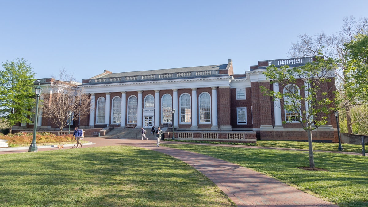 UVA, Charlottesville, bıçaklanma, şiddet, saldırı, üniversite, Virginia Üniversitesi, acil durum, güvenlik, polis, şüpheli, gözaltı, kampüs, shelter in place, sığınak, Emmet Street, Wesley United Methodist Church, Fox News, haber, öğrenci, tehlike, beyaz adam, bıçak, yaralı, hayati tehlike, olay, soruşturma, ikinci olay, iptal edilen dersler, güvenlik protokolleri, silahlı saldırı, risk, Charlottesville Polis Departmanı, Kyle Ervin, Bethanie Glover, UVA Hastanesi, transseksüel tedavi, Trump, şiddet olayı, kampüs güvenliği, Virginia
