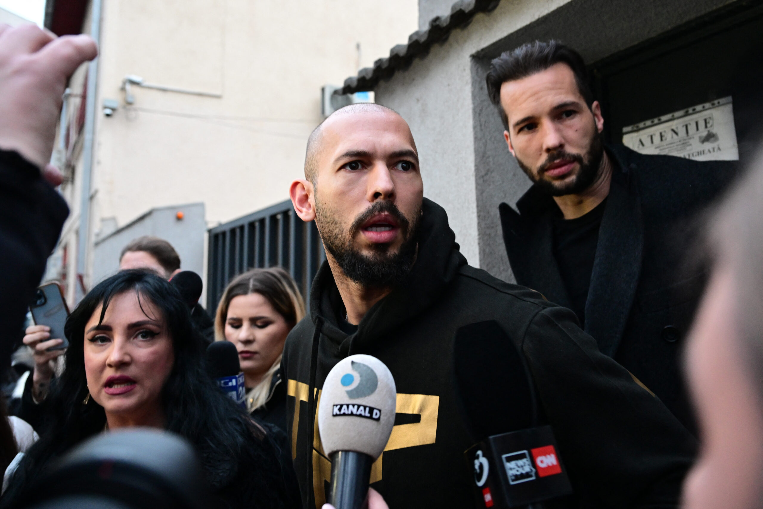 Andrew Tate, Donald Trump, MAGA, muhafazakarlar, aşırı sağ, insan ticareti, Ric Grenell, Romanya, siyaset, Candace Owens, Ben Shapiro, Ron DeSantis, Josh Hawley, Elon Musk, Alina Habba, Trump yönetimi, muhafazakar bölünme, Trump'ın politikası, Cumhuriyetçi Parti, aşırı sağ etkileyici, sosyal muhafazakarlar, erkek egemenliği, teknoloji uzmanları, podcast yayıncıları, Erick Erickson, Andrew Tate serbest bırakılması, siyasi çekişme, muhafazakar liderler, Florida
